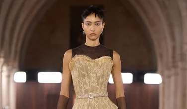 Vogue предсказывает моду на regencycore — одежду в духе XIX века