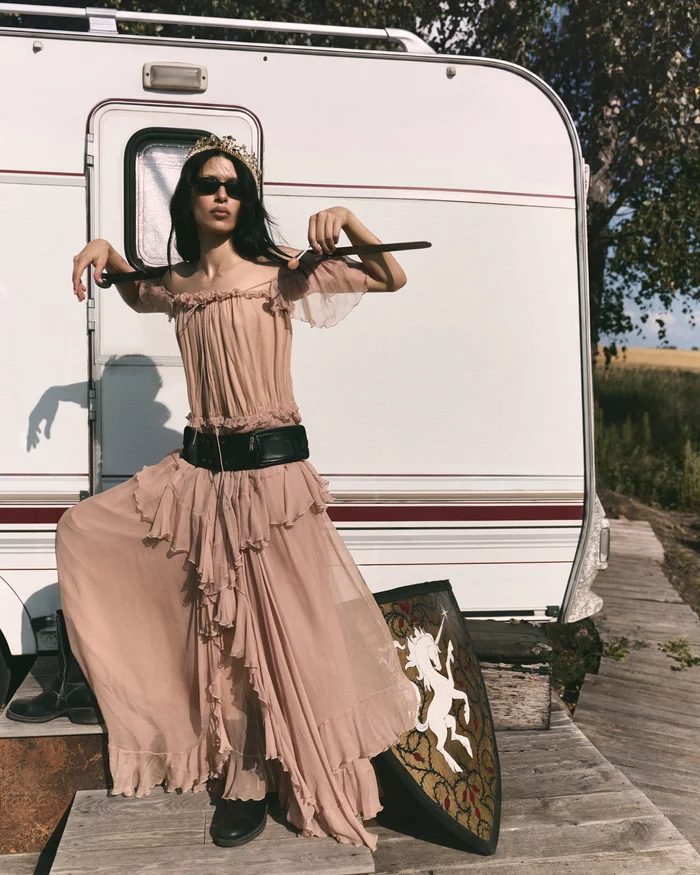 Платье, 846 500 руб., Chloé, ЦУМ; винтажные сапоги и пояс.