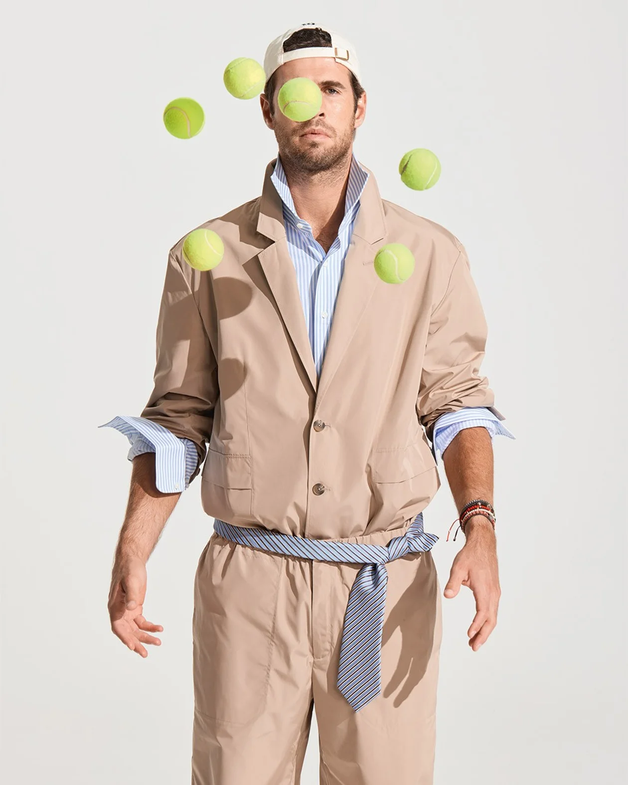 Ветровка и брюки, 12 Storeez; рубашка, Stefano Ricci, галстук, Giorgio Armani, все ЦУМ; бейсболка, Wilson.