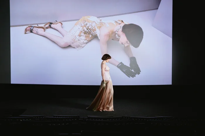 Платье, EDEM COUTURE; мюли, AMINA MUADDI; перчатки, VALENTINO; серьги, NINOTCHKA