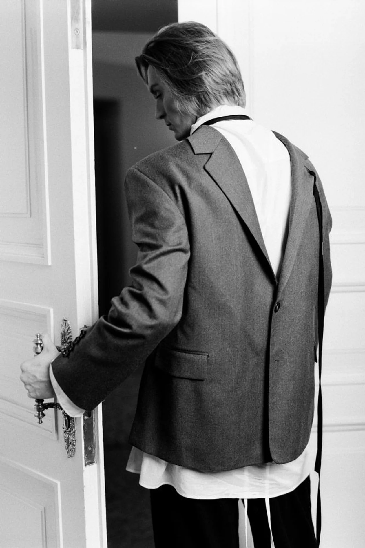 Пиджак, рубашка и галстук, <strong>ANN DEMEULEMEESTER</strong>, брюки, <strong>RICK OWENS</strong>, все <strong>ЦУМ</strong>. Источник: Александр Калинин / Москвичка