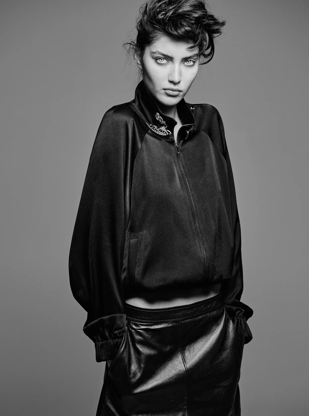 Рубашка, 99 500 руб., Moschino, Bosco; юбка, 83 400 руб., Max Mara, Bosco; золотые броши с бриллиантами, Miuz Diamonds.