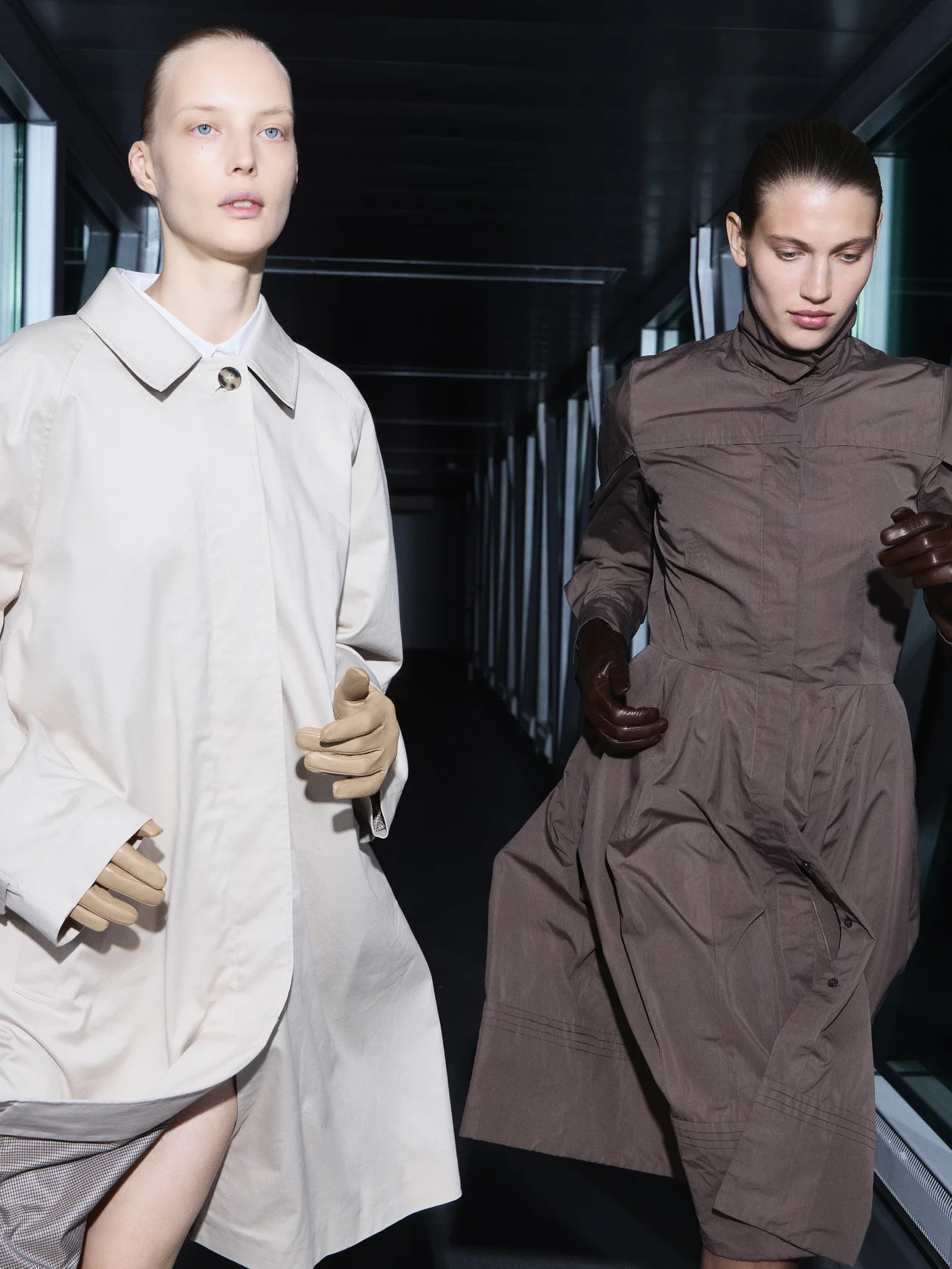 &#x41d;&#x430; &#x410;&#x43b;&#x438;&#x43d;&#x435;: &#x43f;&#x43b;&#x430;&#x449;, SANCHY; &#x431;&#x43b;&#x443;&#x437;&#x43a;&#x430;, NAKED SHOULDERS; &#x43f;&#x435;&#x440;&#x447;&#x430;&#x442;&#x43a;&#x438;, LIVIANA CONTI, BOSCO. &#x41d;&#x430; &#x42e;&#x43b;&#x435;: &#x43f;&#x43b;&#x430;&#x442;&#x44c;&#x435;, LOUIS VUITTON, VINTAGE VOYAGE; &#x43f;&#x435;&#x440;&#x447;&#x430;&#x442;&#x43a;&#x438;, SERMONETA GLOVES, BOSCOFAMILY