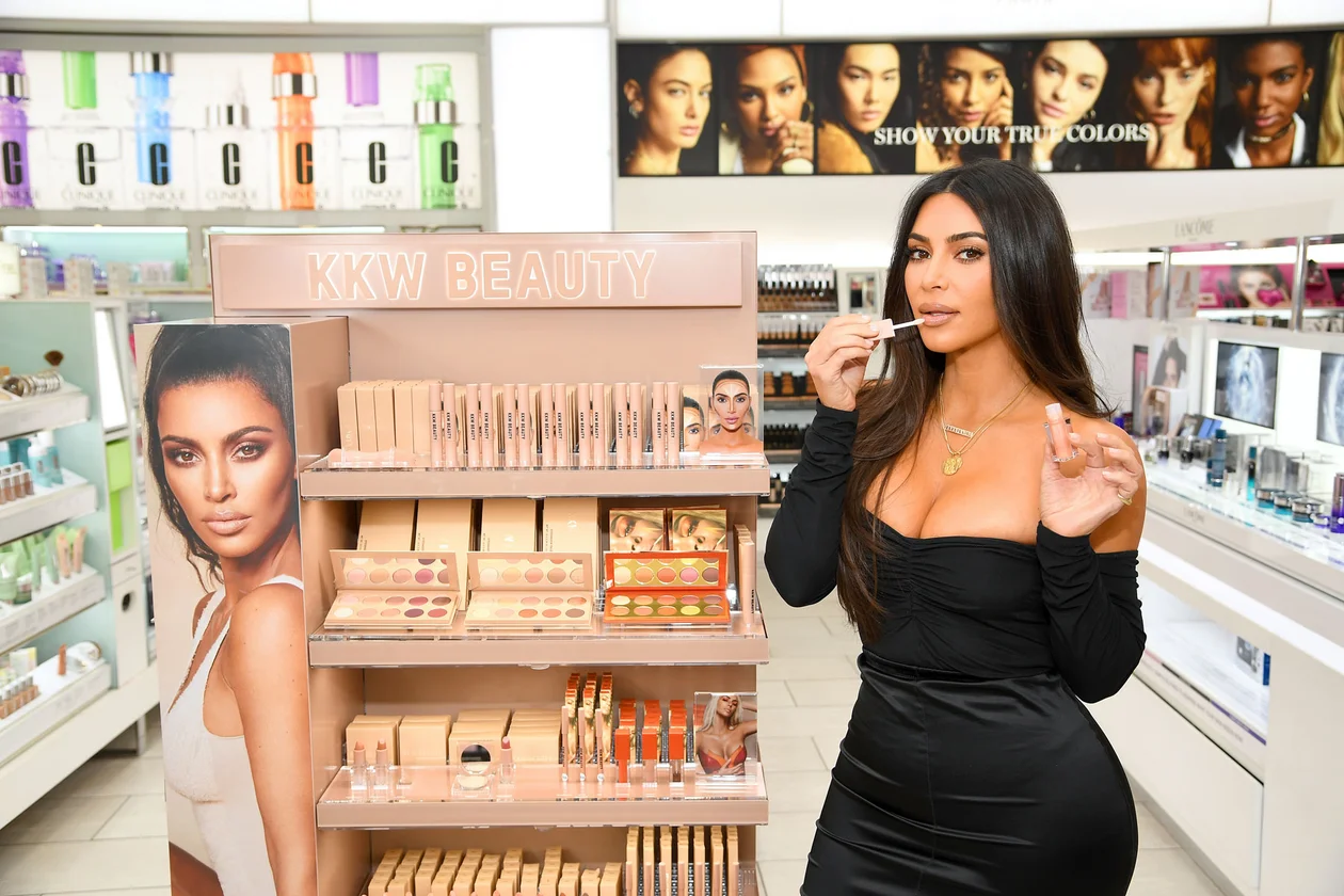 Ким Кардашьян возле корнера KKW Beauty