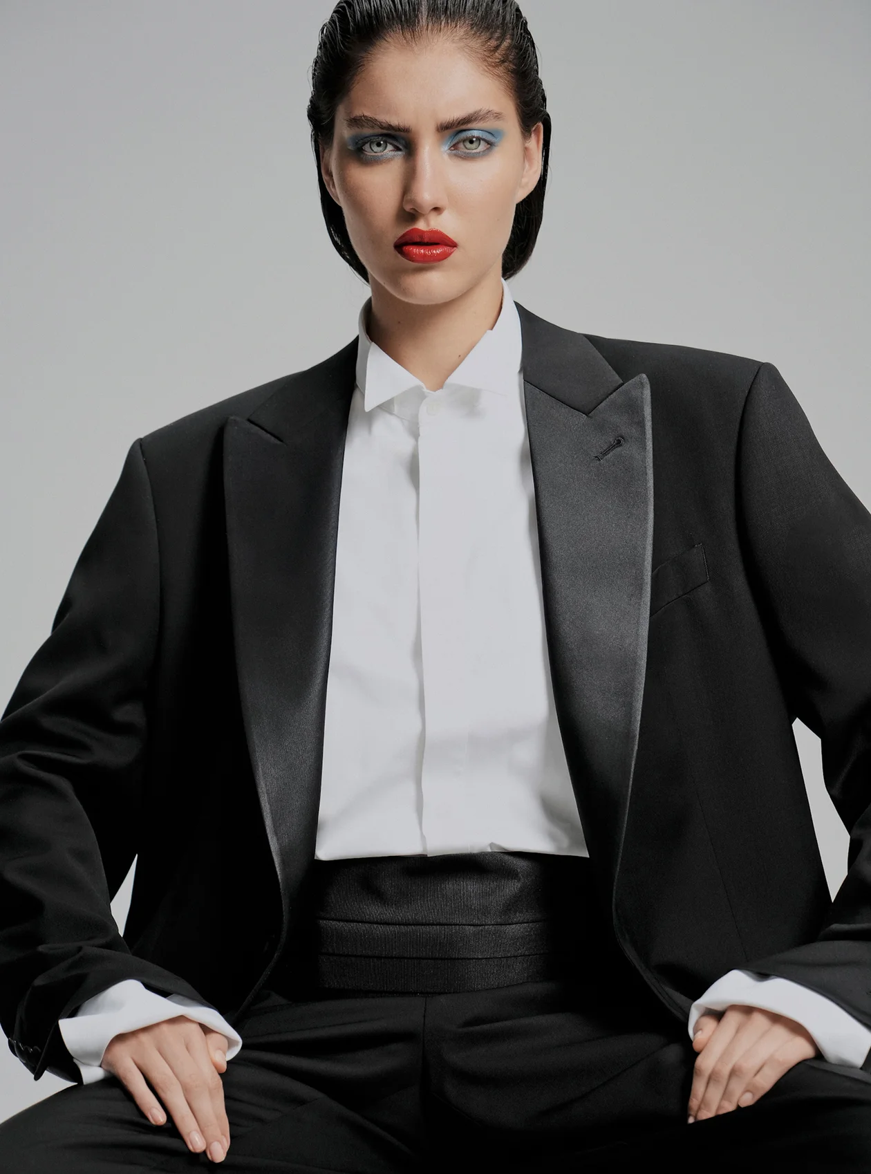 Мужской смокинг, 381 500 руб., Giorgio Armani, мужская рубашка, 36 450 руб., Corneliani, камербанд, 29 950 руб. за комплект с галстуком-бабочкой, Van Laack, все ЦУМ.