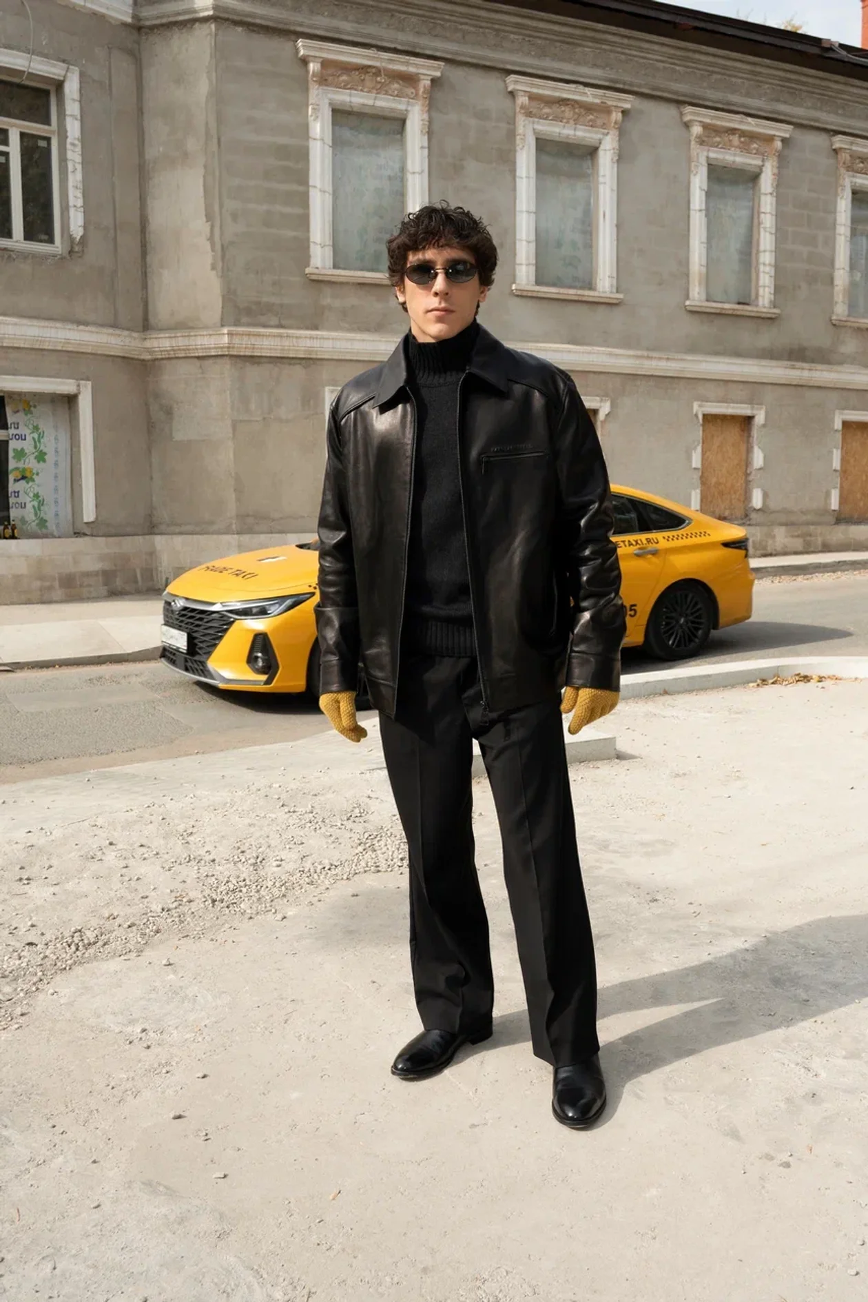 Куртка, Karl Lagerfeld; свитер, Eleventy, брюки, Lardini, все Bosco; челси, Principe Di Bologna, No one; перчатки, Rosi Collection, Boscofamily; очки, Prada