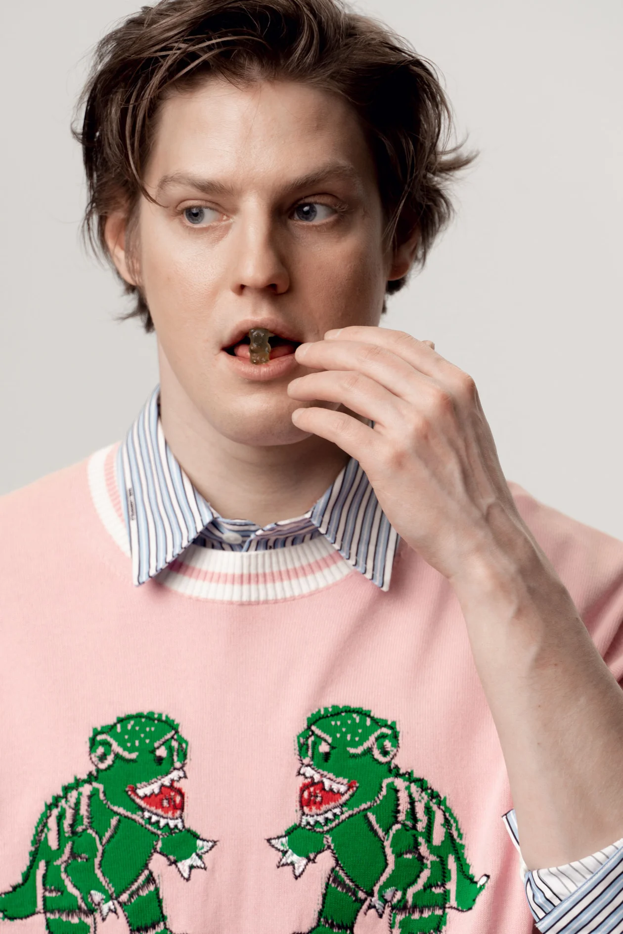 Свитер, ICEBERG; рубашка, KARL LAGERFELD. Все вещи представлены на Lamoda