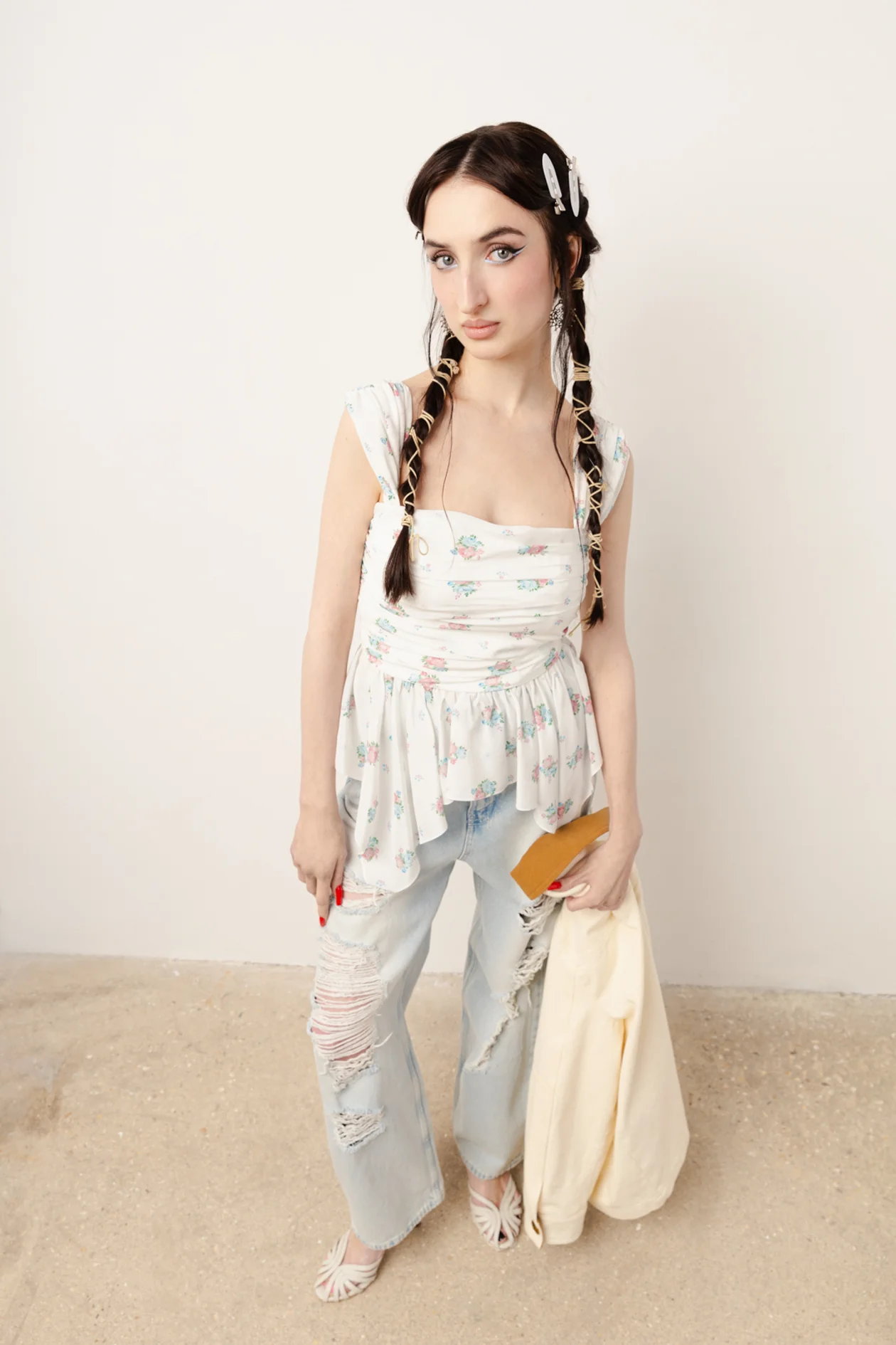 На Арине:<i> </i>топ, 54 000 руб., Roses Lace, «Кенгуру»; джинсы, 2999 руб., Gloria Jeans; куртка, 58 000 руб., Luisa Spagnoli, Bosco; босоножки, 27 990 руб., Principe di Bologna, No One.