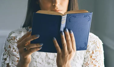 Уют в багровых тонах: 5 зимних детективов на новогодние каникулы
