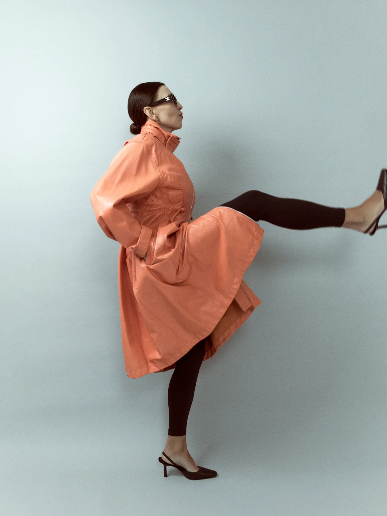 На Полине: тренч, BOTTEGA VENETA; легинсы, TOTEME; туфли, NEOUS; очки, CELINE. Блузка, JIL SANDER; юбка, SAINT LAURENT; перчатки, GUCCI