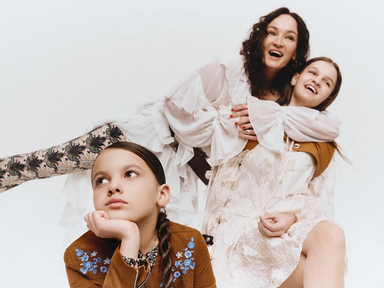 На Кияре: куртка, Ermanno Scervino, Bosco Bambino; топ, Mango Kids, Lamoda; джинсы, Gloria jeans; казаки, Age of innocence. На Мадине: платье, Yana; джинсы, Etro, Bosco; ремень, Philosophy di Lorenzo Serafini, Bosco family; казаки, Age of innocence. На Белке: платье, Brusnika; жилет, Sportmax, Bosco; казаки, Age of innocence.