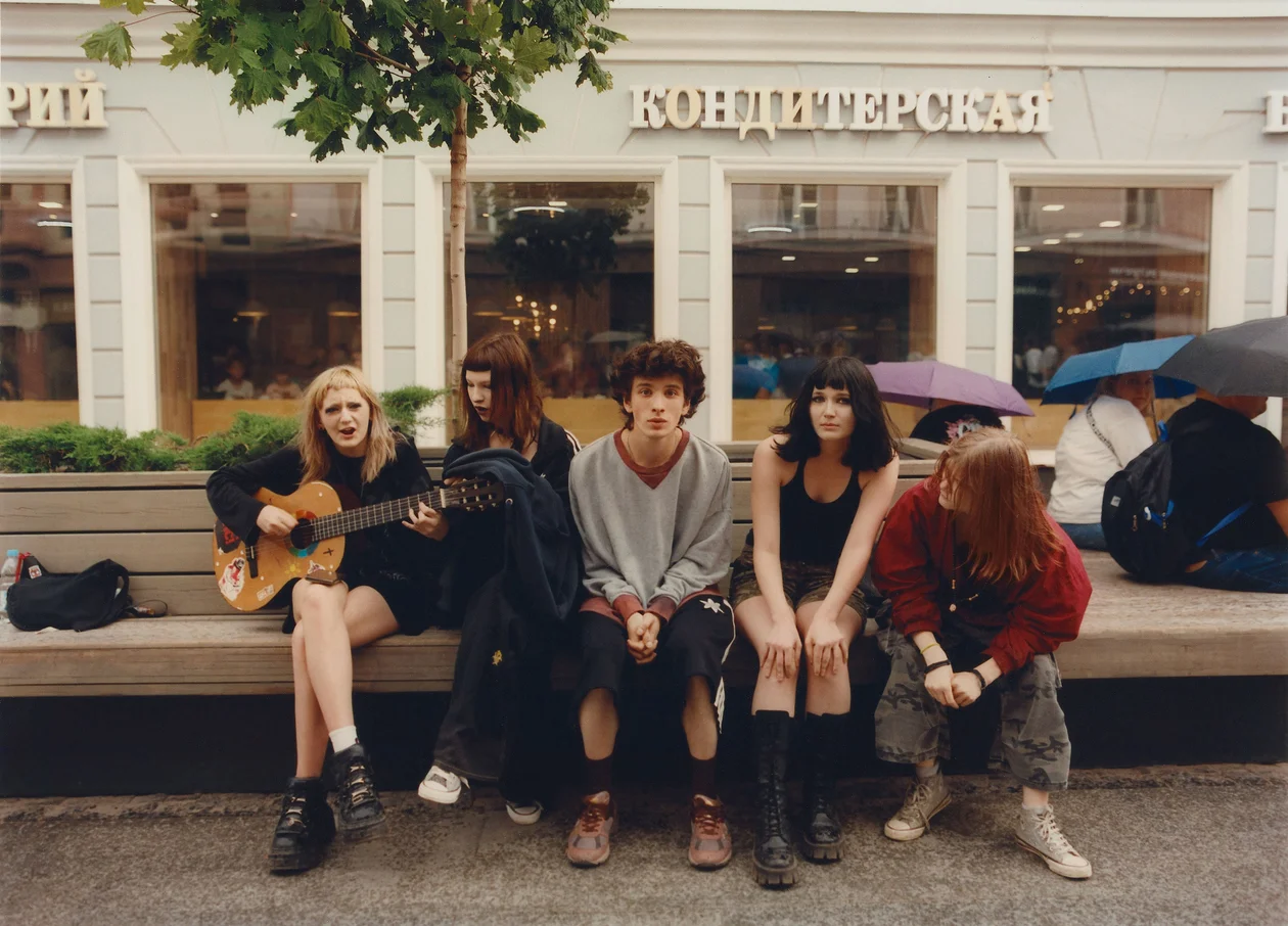 Марк Эйдельштейн с девушками на Большой Покровской улице