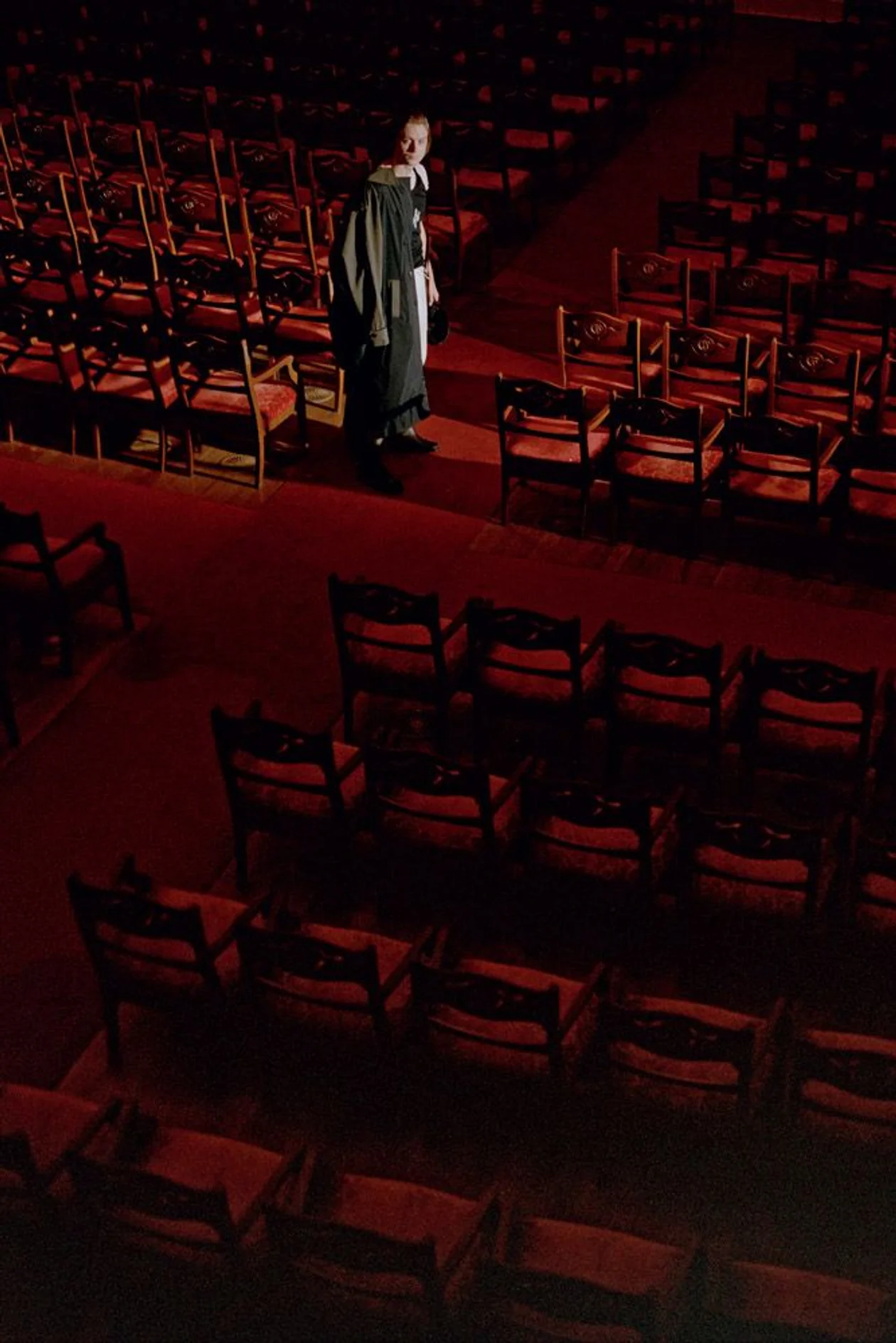 Плащ, <strong>ISABEL BENENATO</strong>, футболка, <strong>RICK OWENS</strong>, майка, <strong>ANN DEMEULEMEESTER</strong>, все <strong>ЦУМ</strong>; кепка, <strong>AAA BY SERGEI DESEV</strong>. Источник: Александр Калинин / Москвичка