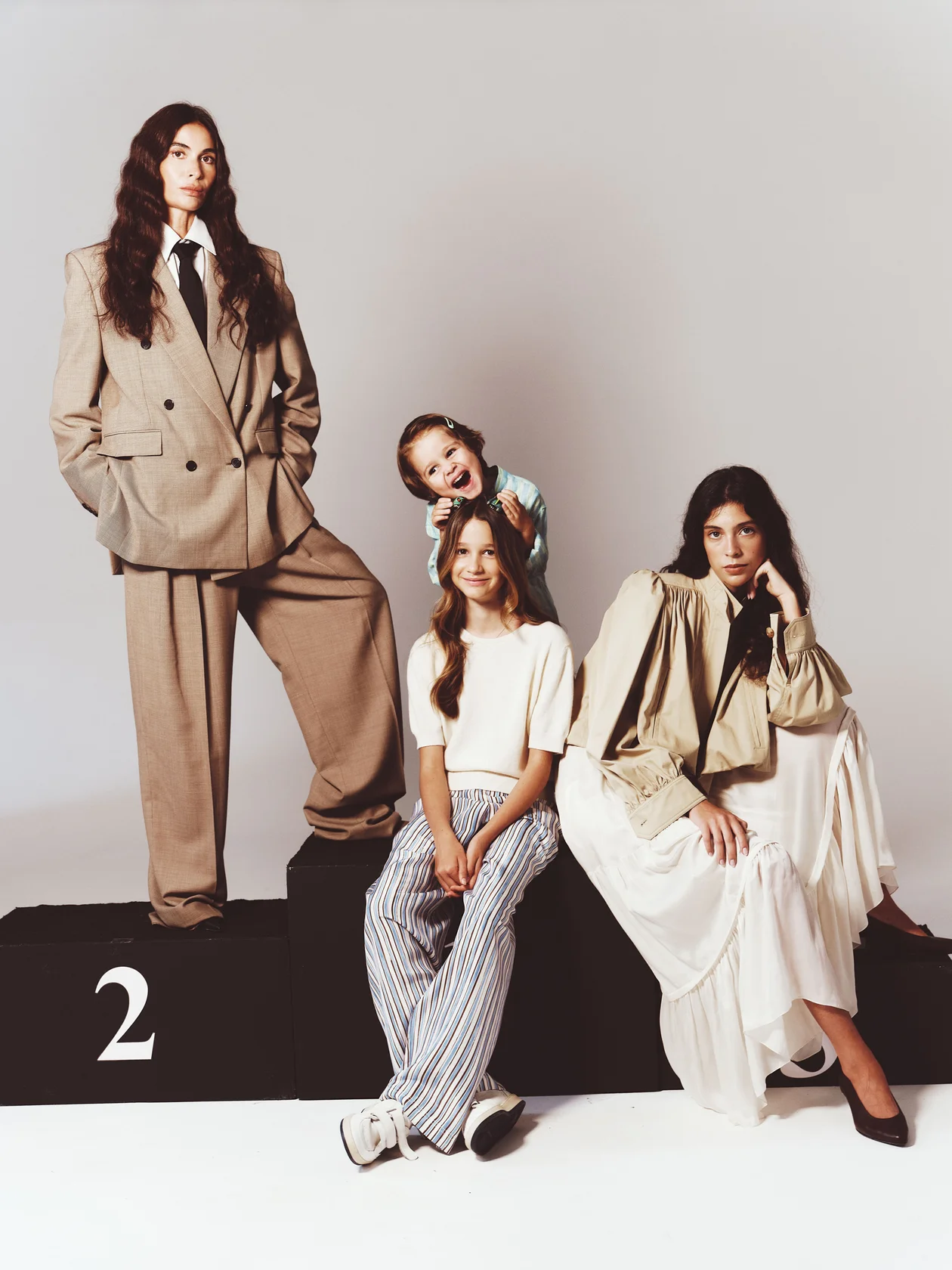 На Оксане: костюм, рубашка и туфли, SAINT LAURENT, галстук, CORNELIANI, все ЦУМ. На Элеоноре: поло, MAISON MARGIELA, брюки, BOTTEGA VENETA,кеды, GOLDEN GOOSE, все ЦУМ. На Грише: рубашка, ETRO, брюки, IL GUFO, кеды, GOLDEN GOOSE, все ЦУМ. На Варваре: жакет и платье, CHLOÉ, туфли, NEOUS, все ЦУМ