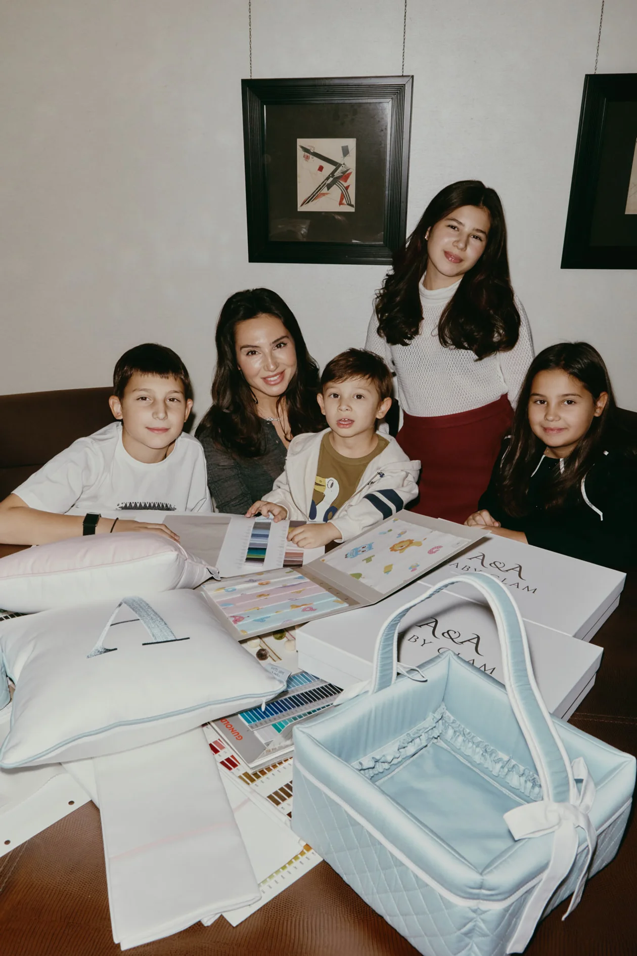 На Александре: футболка, CP COMPANY. На Филиппе: футболка и кардиган, BOBO CHOSES. На Анне: пуловер и юбка, SIMONETTA. На Марии: жакет, MARNI. Все WISTERIA