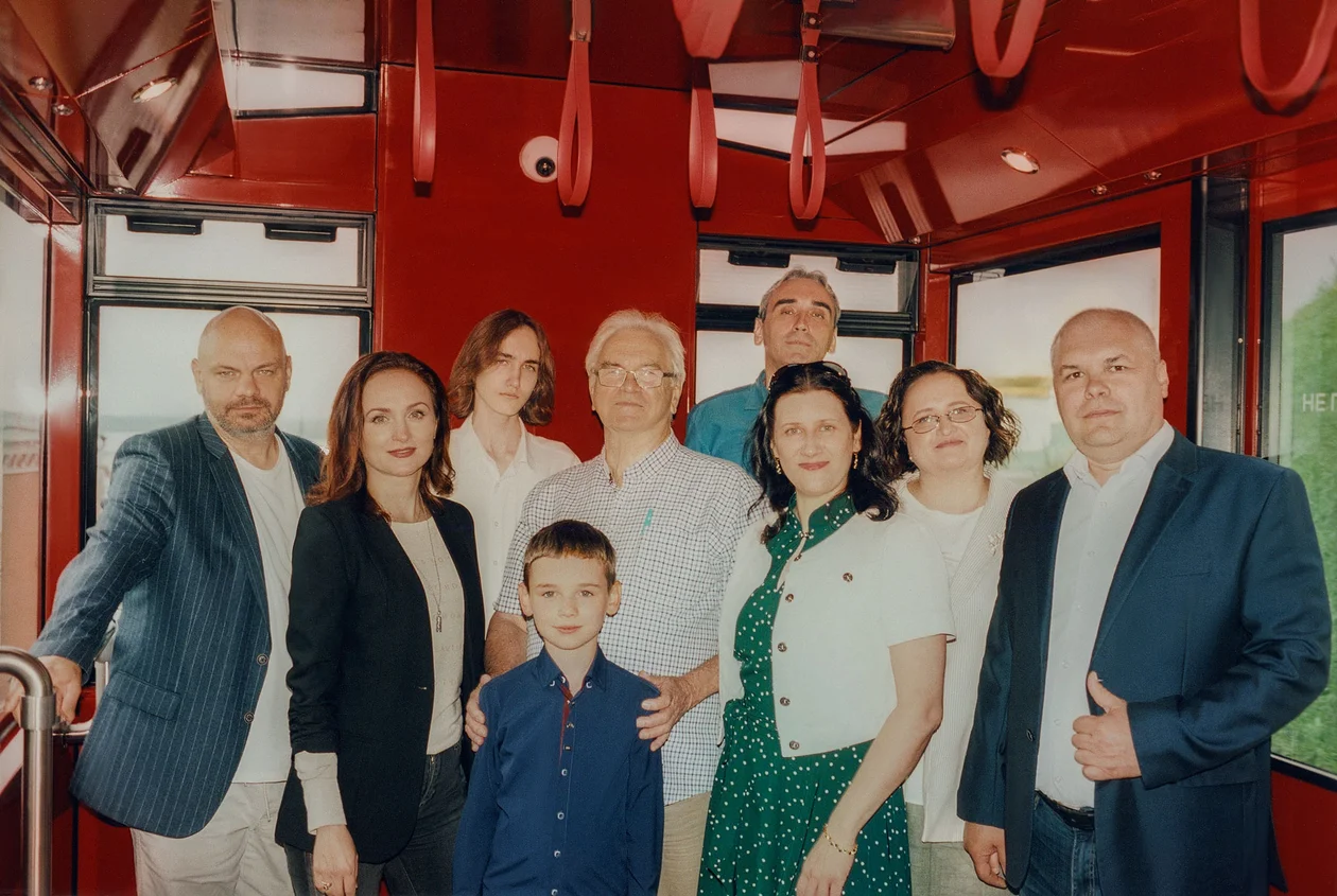 Вся семья атомщиков Сосниных в Нижегородском кремле и в кабинке фуникулера, соединяющего Кремль с площадью Народного Единства.Слева направо: Евгений Геннадьевич Соснин, Елена Геннадьевнаи Кирилл Копкины, Геннадий Геннадьевич Соснин и Даниил Копкин, Александр Юрьевич Копкин, Ольга Михайловна Гостева, Светлана Александровна и Александр Михайлович Соснины.