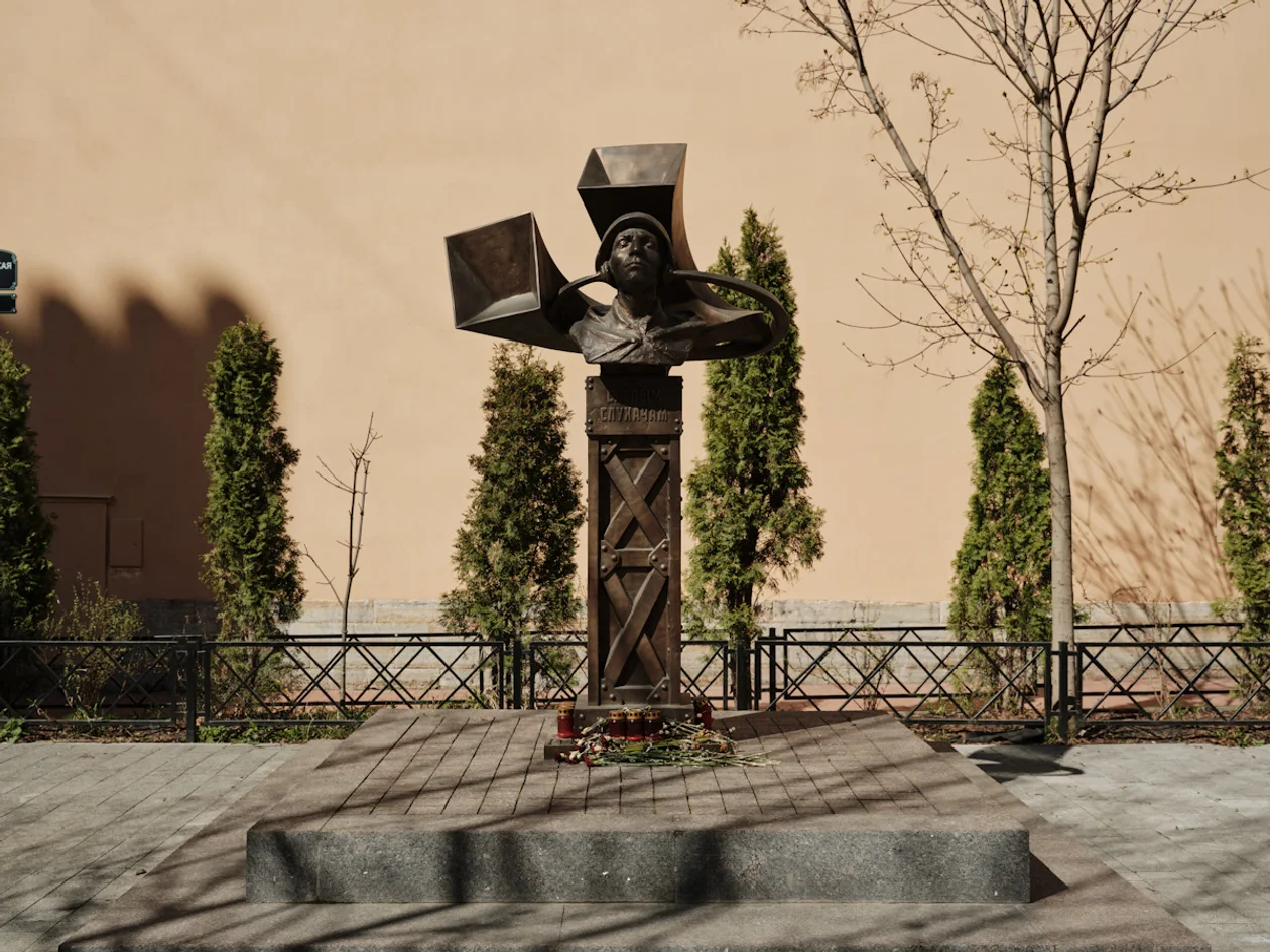 Памятник «Слепым слухачам», Петроградский район, Стрельнинская, 11