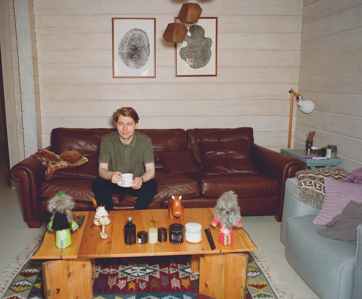 «Любовь к живописи мне привил папа. И сейчас говорит: «Возьми у меня картин себе на дачу». А мне пока хочется минимализма, когда не все завешено, заставлено. Повесил эту имитацию искусства: просто срез дерева на деревянных стенах. И люстра тоже из дерева, массивная, нашел у тверской марки Ledron», — рассказывает Николай.