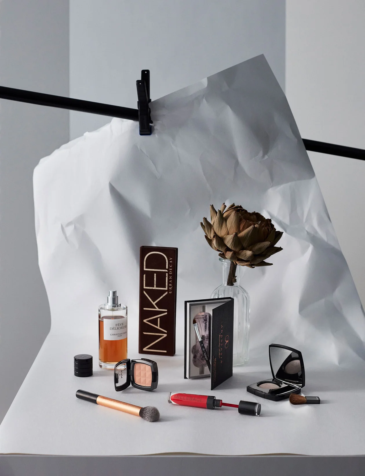 Парфюмерная вода Fève Délicieuse, DIOR; палетка Naked, URBAN DECAY;  палитра для бровей Express Beauty,  ANASTASIA BEVERLY HILLS; румяна Notorious, CHANEL; помада Millebaci №7, NOUBA; кисть, REAL TECHNIQUES; румяна Blush Taupe, NYX