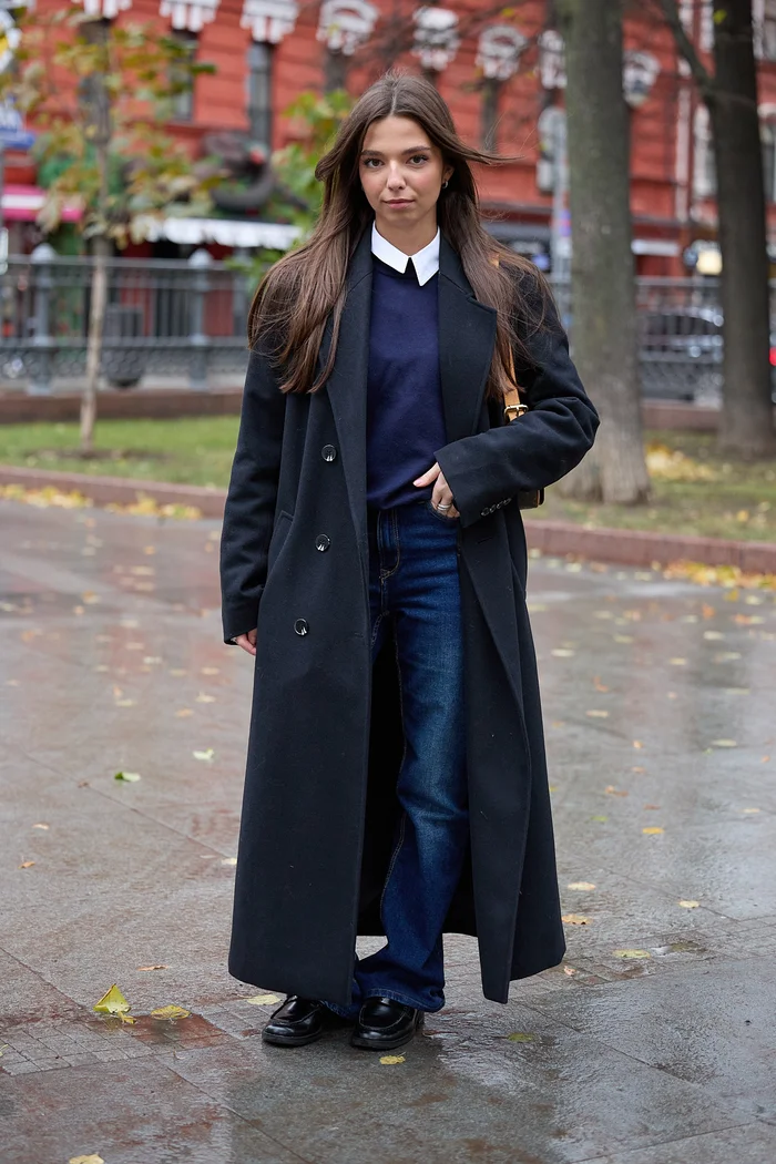 На Даше пальто Love Republic, джинсы MAAG, рубашка ZARA, свитер, сумка Louis Vuitton, лоферы MAAG