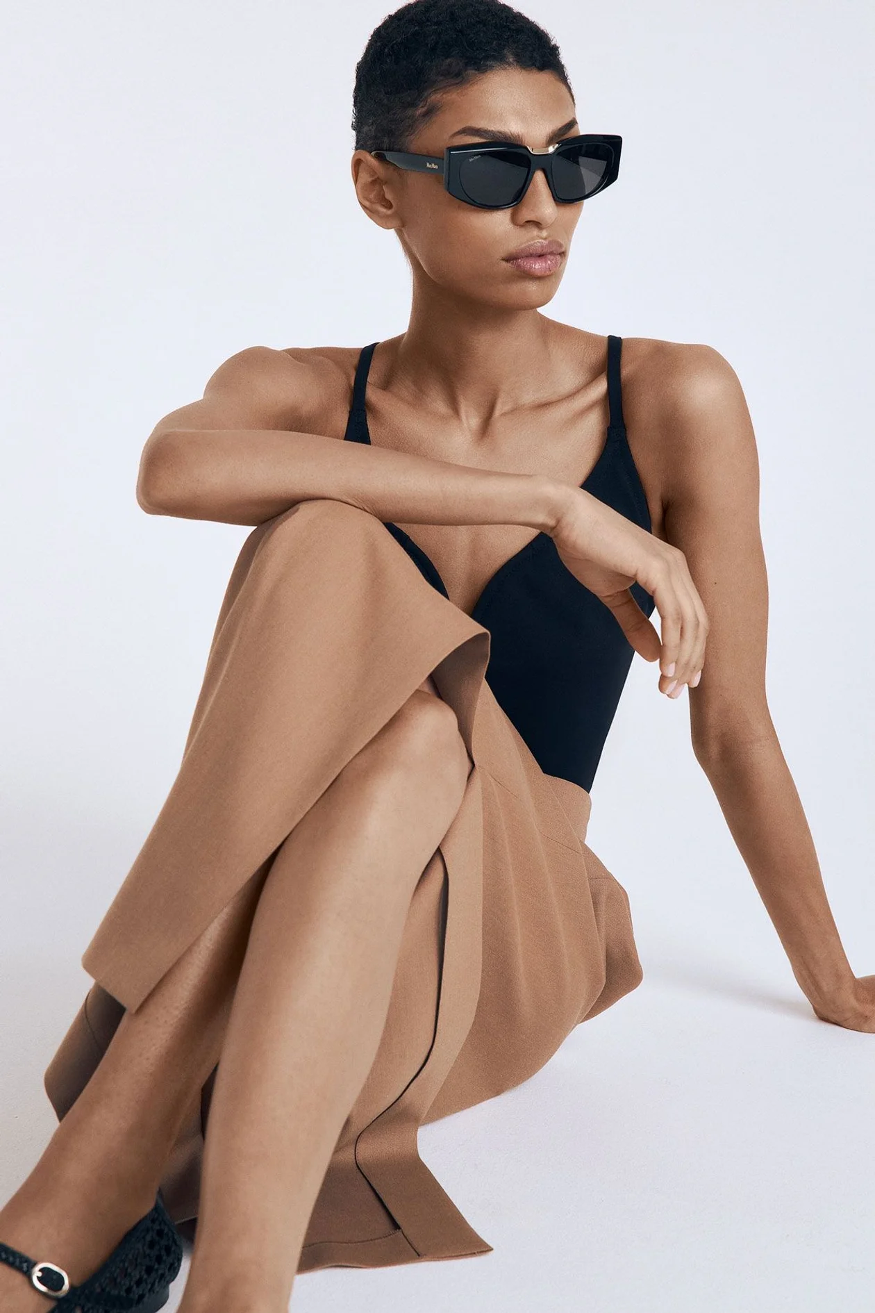 Купальник, LIVY, ESTELLE GALLERY; юбка и солнцезащитные очки, MAX MARA, BOSCO