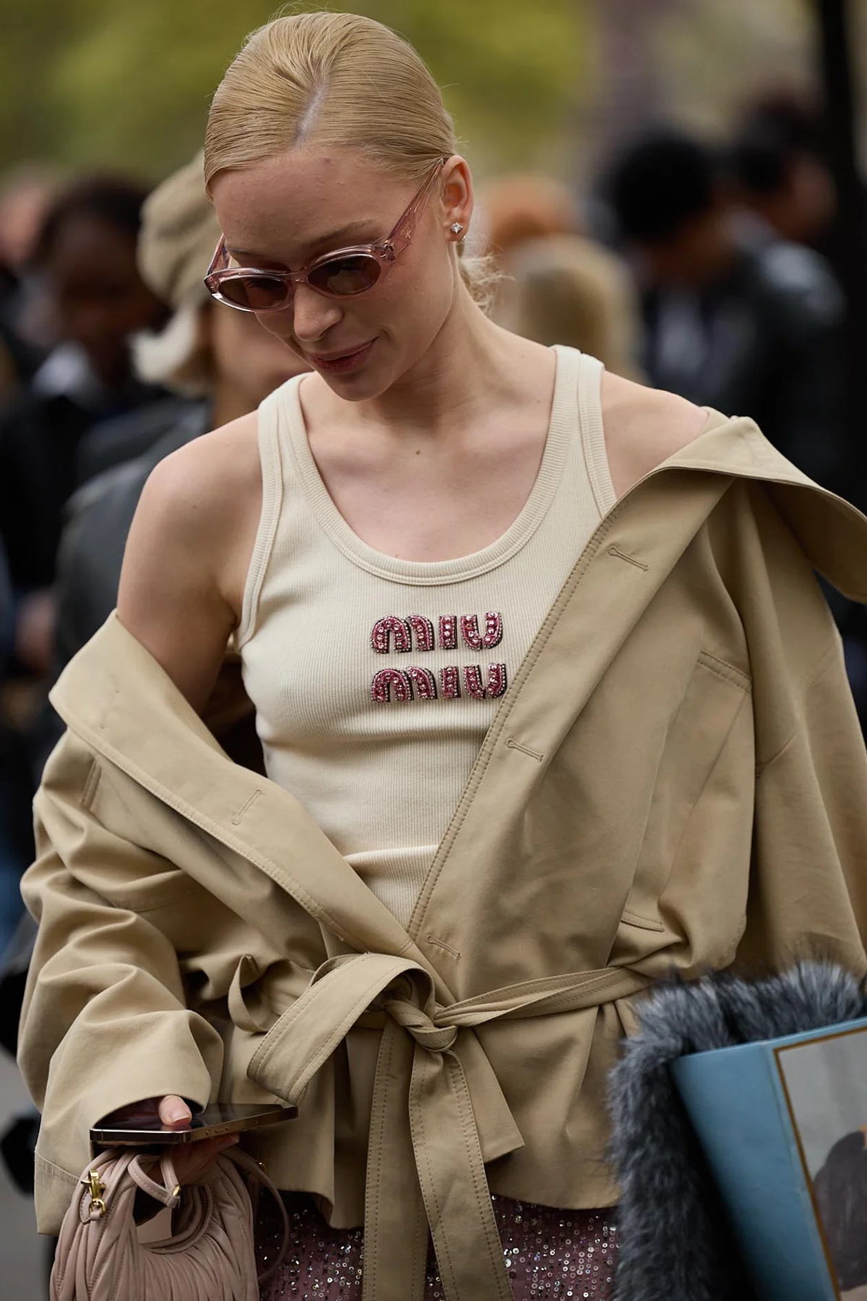 Елизавета, стилист, контент-креатор. На ней топ и сумка Miu Miu, юбка Elie Saab, очки Prada