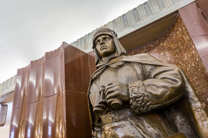 Вдоль пилонов на «Бауманской» (открытав 1944 году) выстраиваются статуи защитниковотечества и тружеников тыла. Источник: архив Московского метрополитена