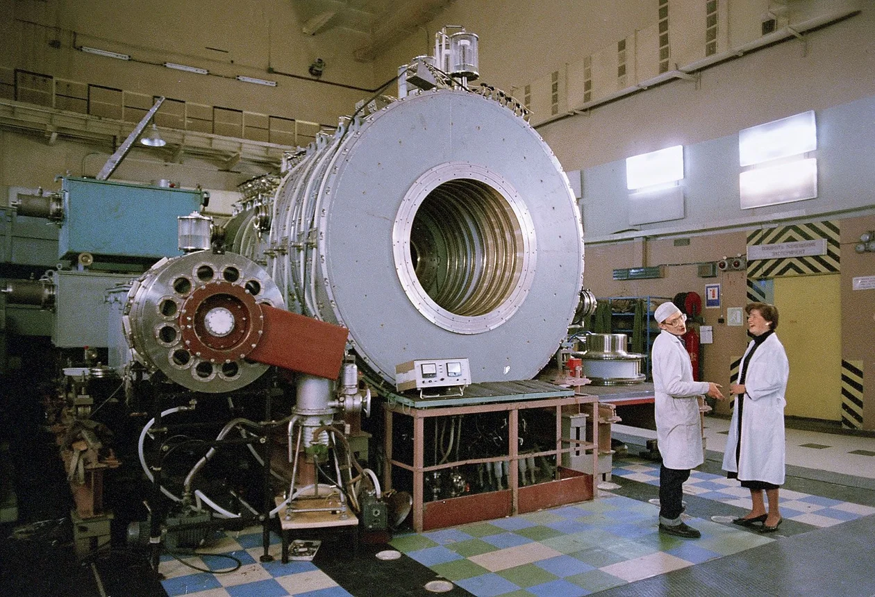 &#x41b;&#x438;&#x43d;&#x435;&#x439;&#x43d;&#x44b;&#x439; &#x438;&#x43d;&#x434;&#x443;&#x43a;&#x446;&#x438;&#x43e;&#x43d;&#x43d;&#x44b;&#x439; &#x443;&#x441;&#x43a;&#x43e;&#x440;&#x438;&#x442;&#x435;&#x43b;&#x44c; &#x44d;&#x43b;&#x435;&#x43a;&#x442;&#x440;&#x43e;&#x43d;&#x43e;&#x432; &#x41b;&#x418;&#x423;-30 &#xab;&#x41f;&#x443;&#x43b;&#x44c;&#x441;&#x430;&#x440;&#xbb;&#x432; &#x44f;&#x434;&#x435;&#x440;&#x43d;&#x43e;&#x43c; &#x446;&#x435;&#x43d;&#x442;&#x440;&#x435; &#x412;&#x41d;&#x418;&#x418;&#x42d;&#x424;, 1996