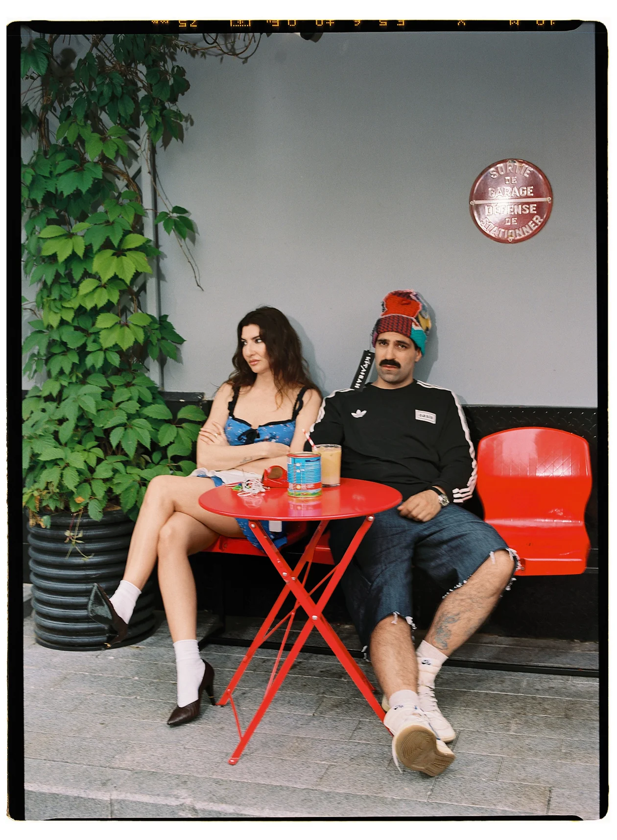 <span style="color:rgb(35,31,32);"><i>На Павле:</i> лонгслив, ADIDAS × OASIS; шорты, INTUITIVE ALLERGY; кроссовки, ADIDAS × BRAINDEAD; шапка, «КОТЛОВАН»; цепь, RHOE BERMAT. <i>На Ренате:</i> платье, GRASH; фартук,CHARLOTTE’S KIT × LOBBY; туфли,VERSACE; очки, MIU MIU. <i>Место встречи:</i> гастробар Underdog, Маросейка, 6-8, стр. 1.</span>