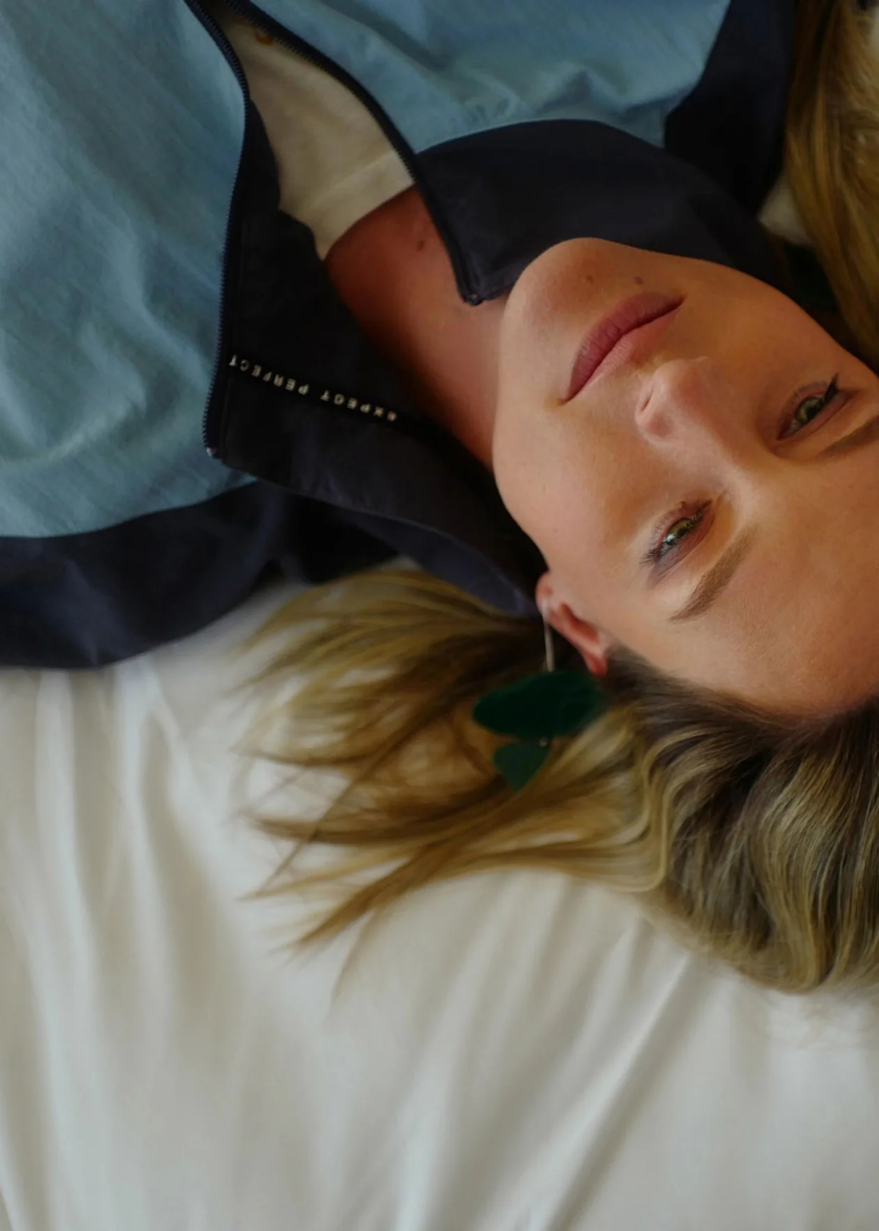 На Александре – ветровка, MARTIN ROSE, ЦУМ; юбка MM6 MAISON MARGUELA, ЦУМ; футболка, RE/DONE, ЦУМ, клатч JW ANDERSON