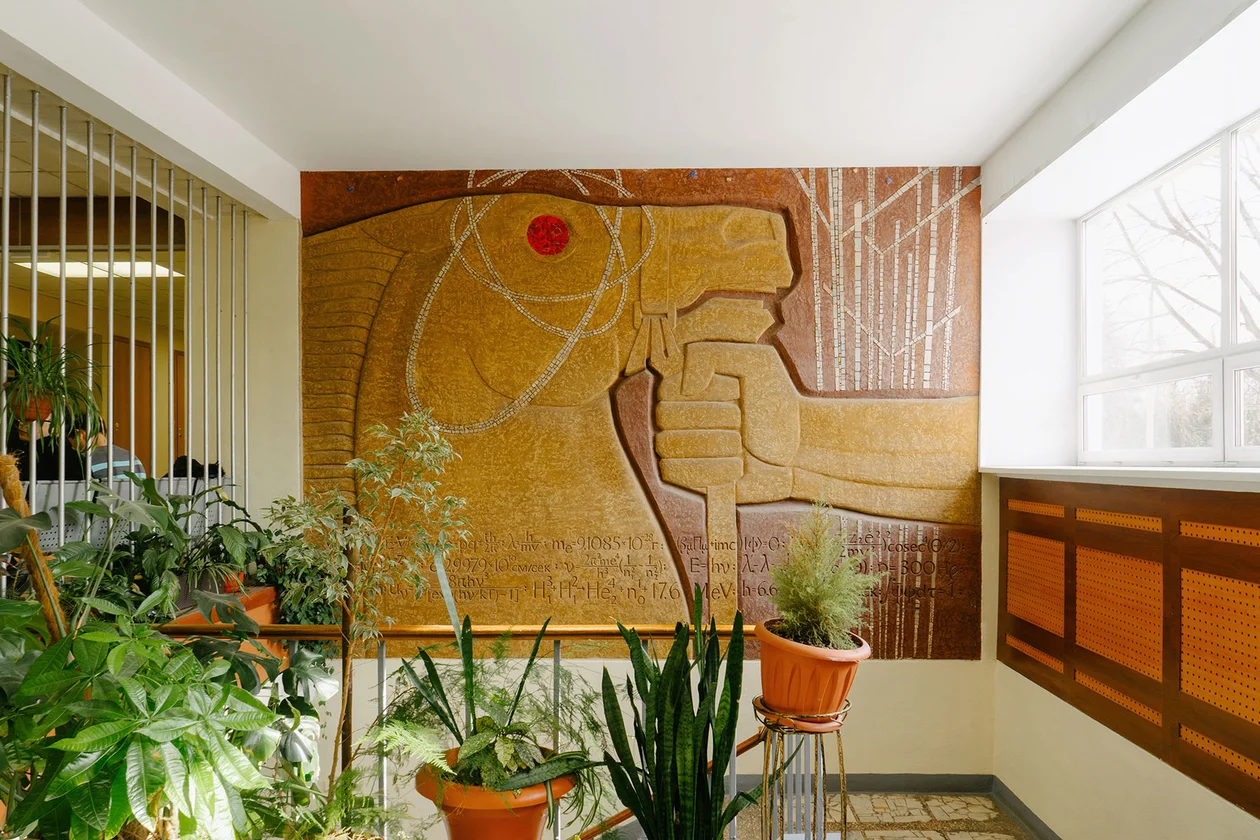 Анастасия Пожидаева. Рельеф в вестибюле МИФИ «Обуздание атомной энергии» 