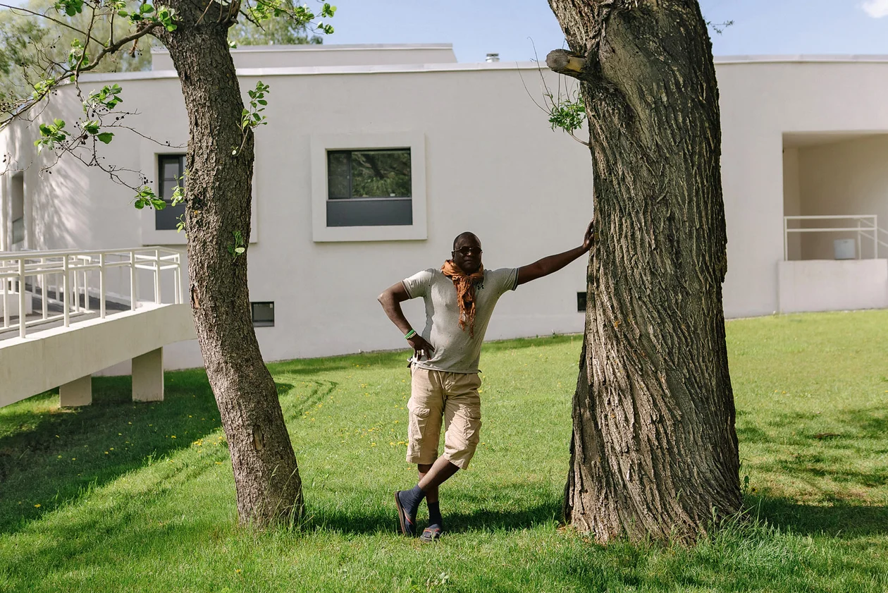 Живописец из Сенегала Кассу Сейду в арт-резиденции «Выкса», 2025