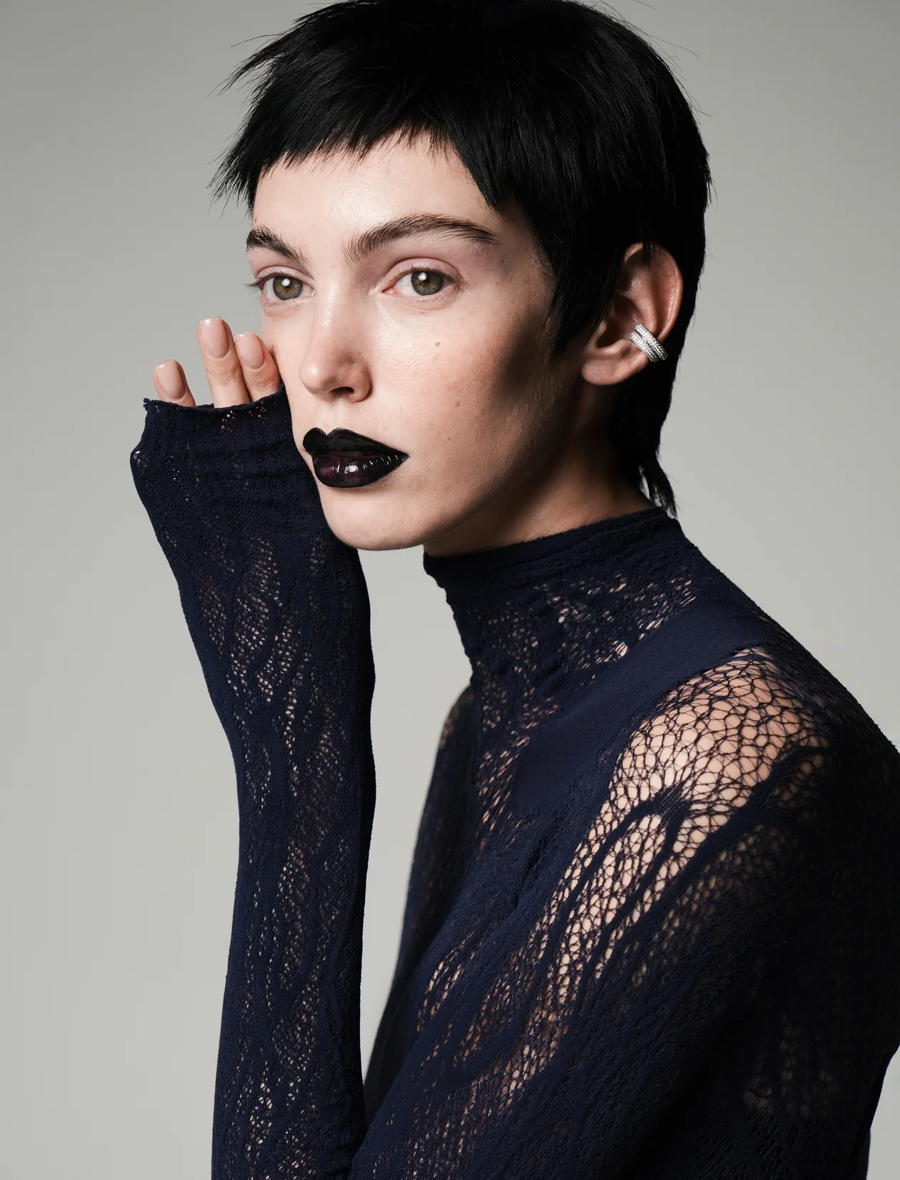 Колготки, надетые как топ, Wolford; каффы, «RS 1912 Русские самоцветы»