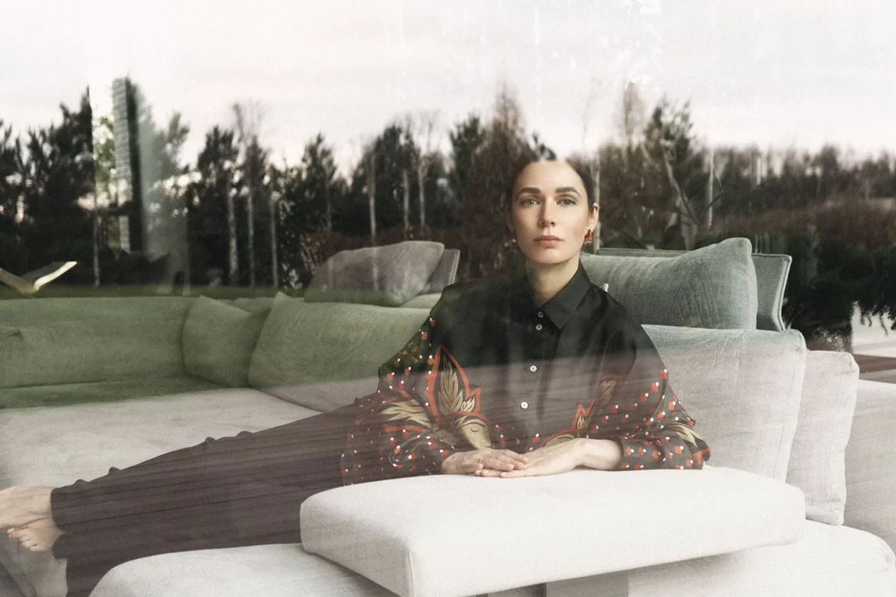 Шелковая блуза, <strong>«ХОХЛОМА Х АЛЕНА АХМАДУЛЛИНА»</strong>; брюки, <strong>ALENA AKHMADULLINA</strong>; серьги, <strong>BOTTEGA VENETA</strong>.