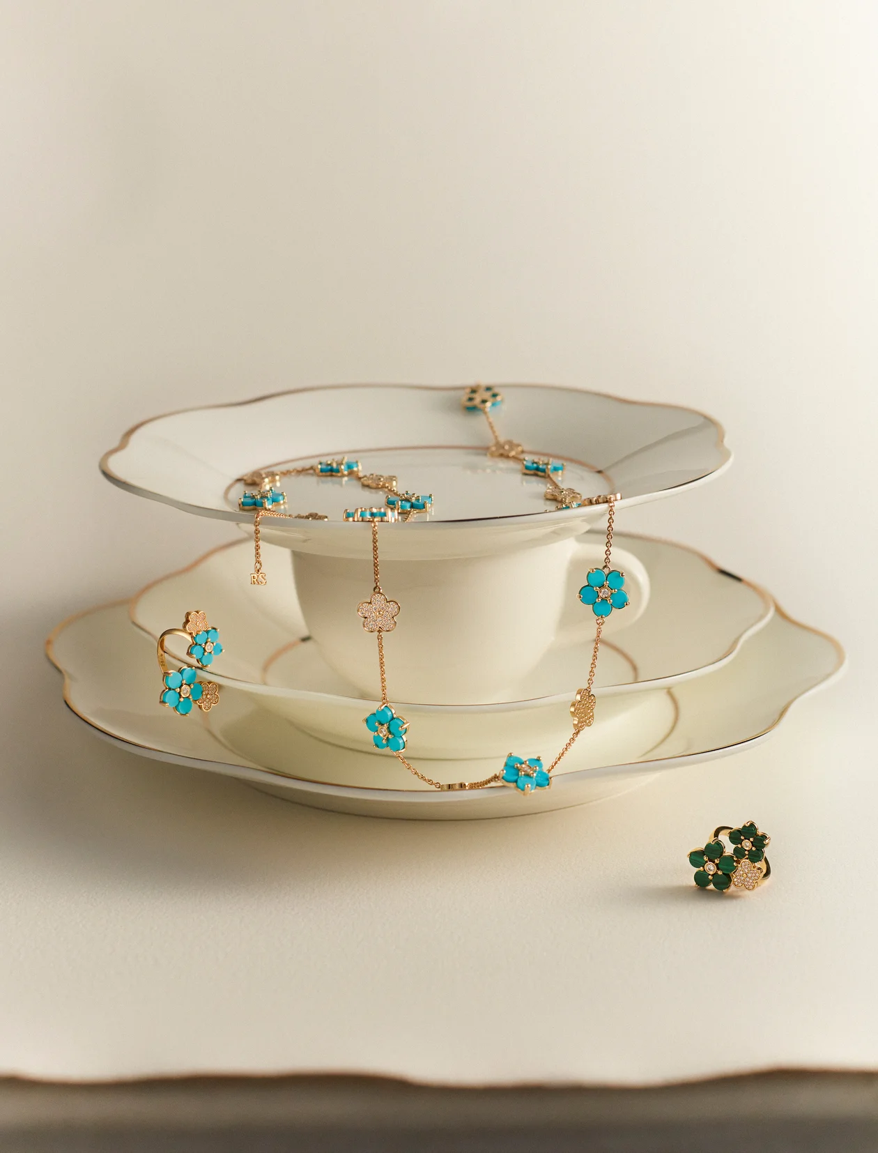 Кольцо и колье из желтого золота с бирюзой и бриллиантами, кольцо из желтого золота с малахитом и бриллиантами, коллекция Forget me not, «RS 1912 Русские самоцветы»