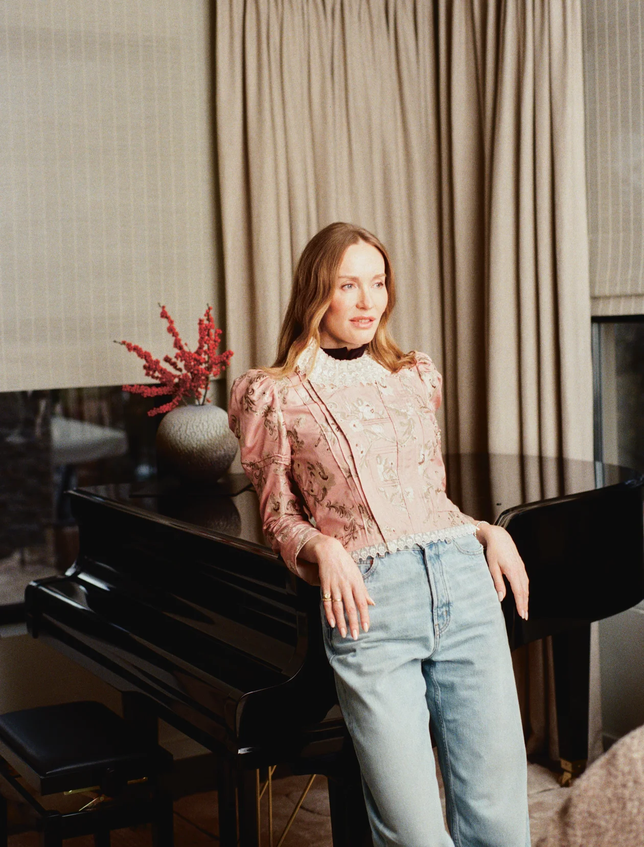 Жакет, Chloé; джинсы, Saint Laurent; мюли, Manolo Blahnik