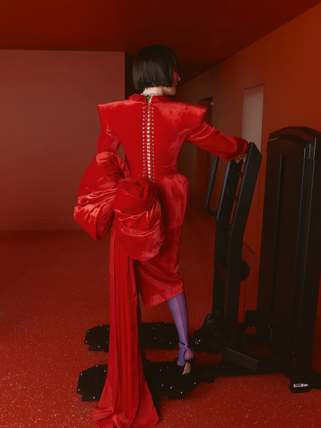 Костюм, ILYA MIGMOON; туфли, CASADEI; чулки, BERTA LINGERIE;колье, PARURE ATELIER