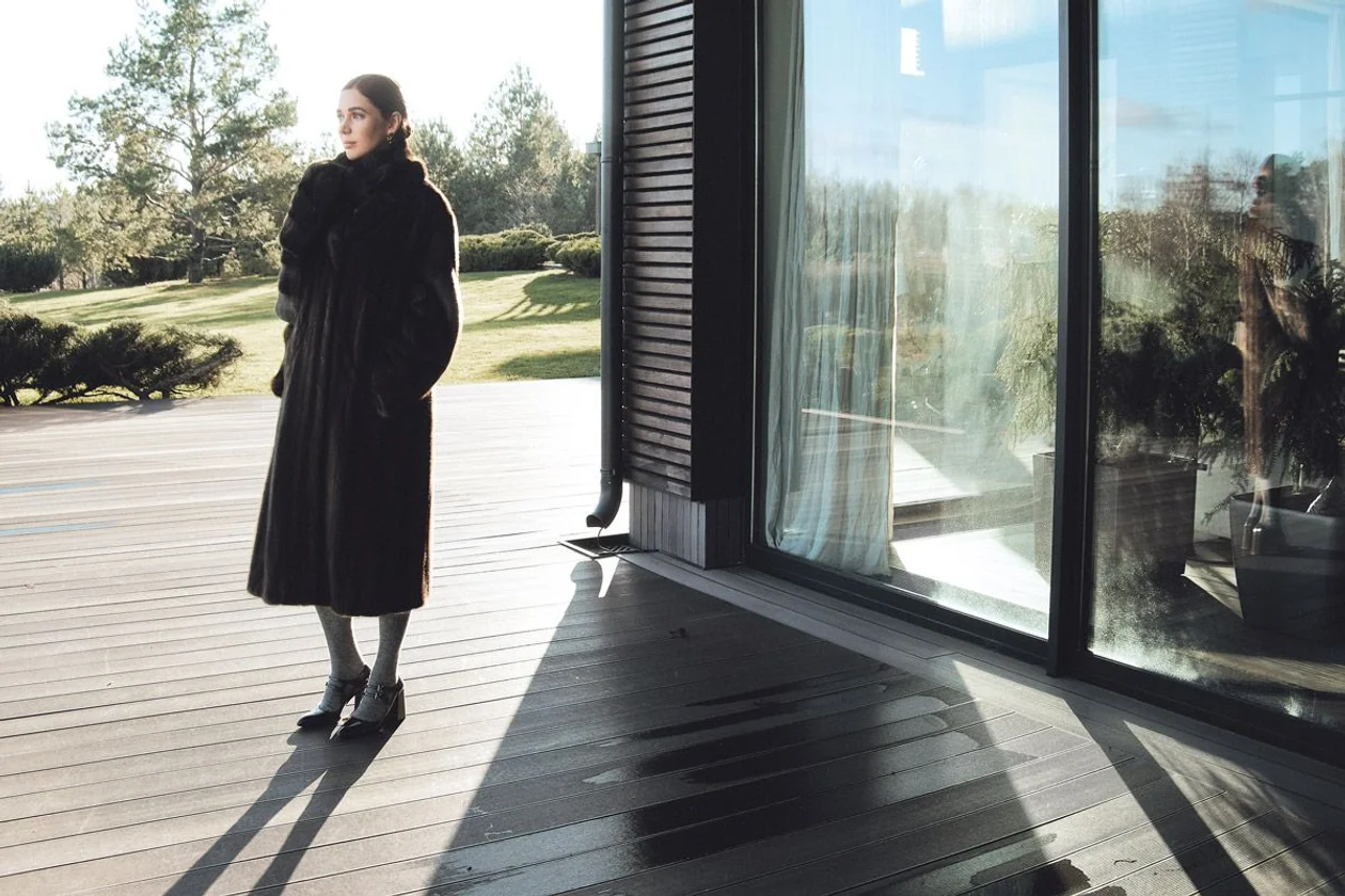 Шуба и меховой шарф, <strong>ALENA AKHMADULLINA</strong>; шелковая блуза, <strong>«ХОХЛОМА Х АЛЕНА АХМАДУЛЛИНА»</strong>; туфли, <strong>PRADA</strong>; серьги, <strong>BOTTEGA VENETA</strong>.