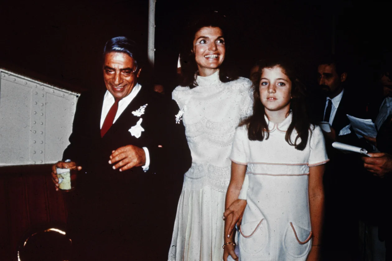 Аристотель Онассис, Жаклин Кеннеди-Онассис и Кэролайн Кеннеди. 1968