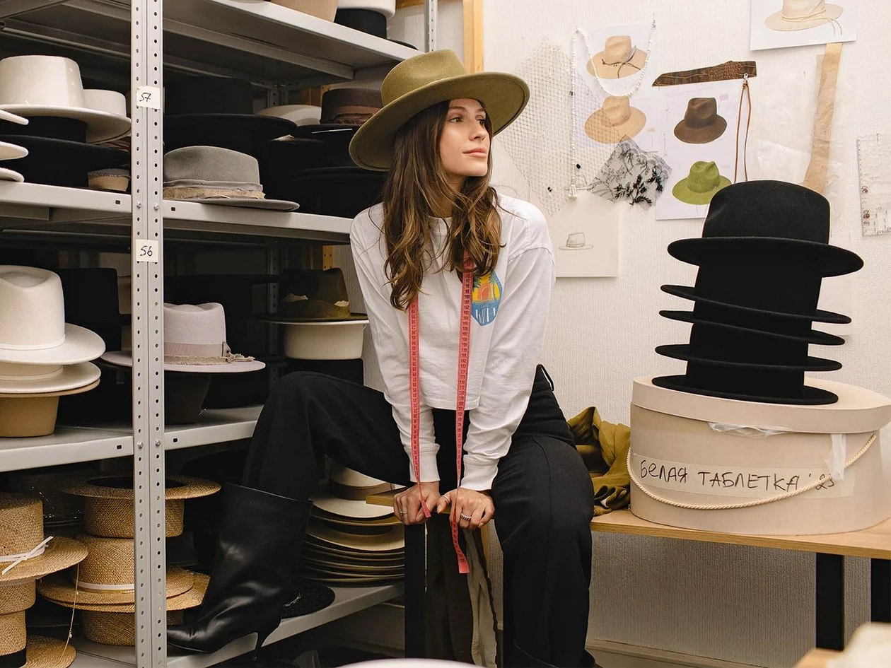Основательница бренда Ольга Рузакова в своей мастерской в Санкт-Петербурге. Шляпа, Cocoshnick.