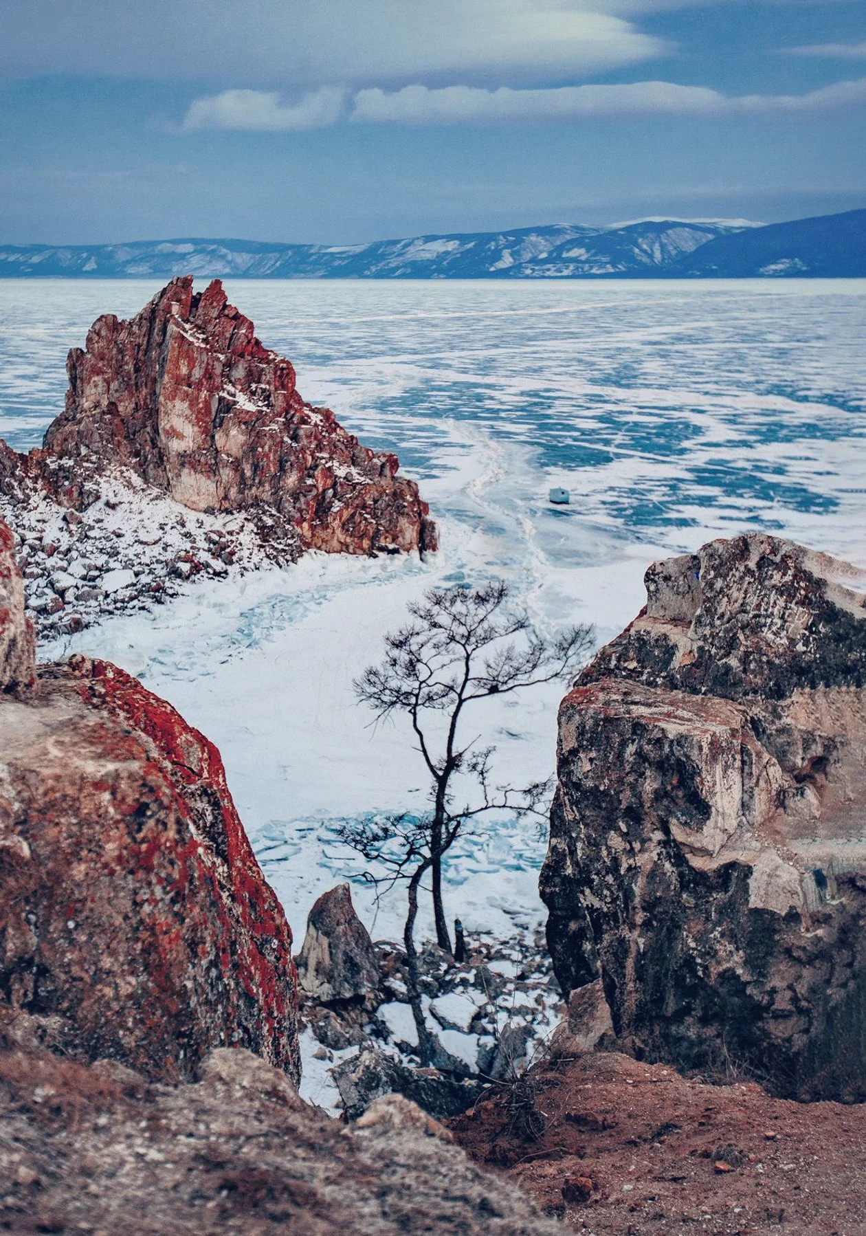 Один из видов льда на Байкале называется сокуй. Он образуется на камнях от всплесков волн. Иногда лед захватывает скалы до высоты десяти метров.