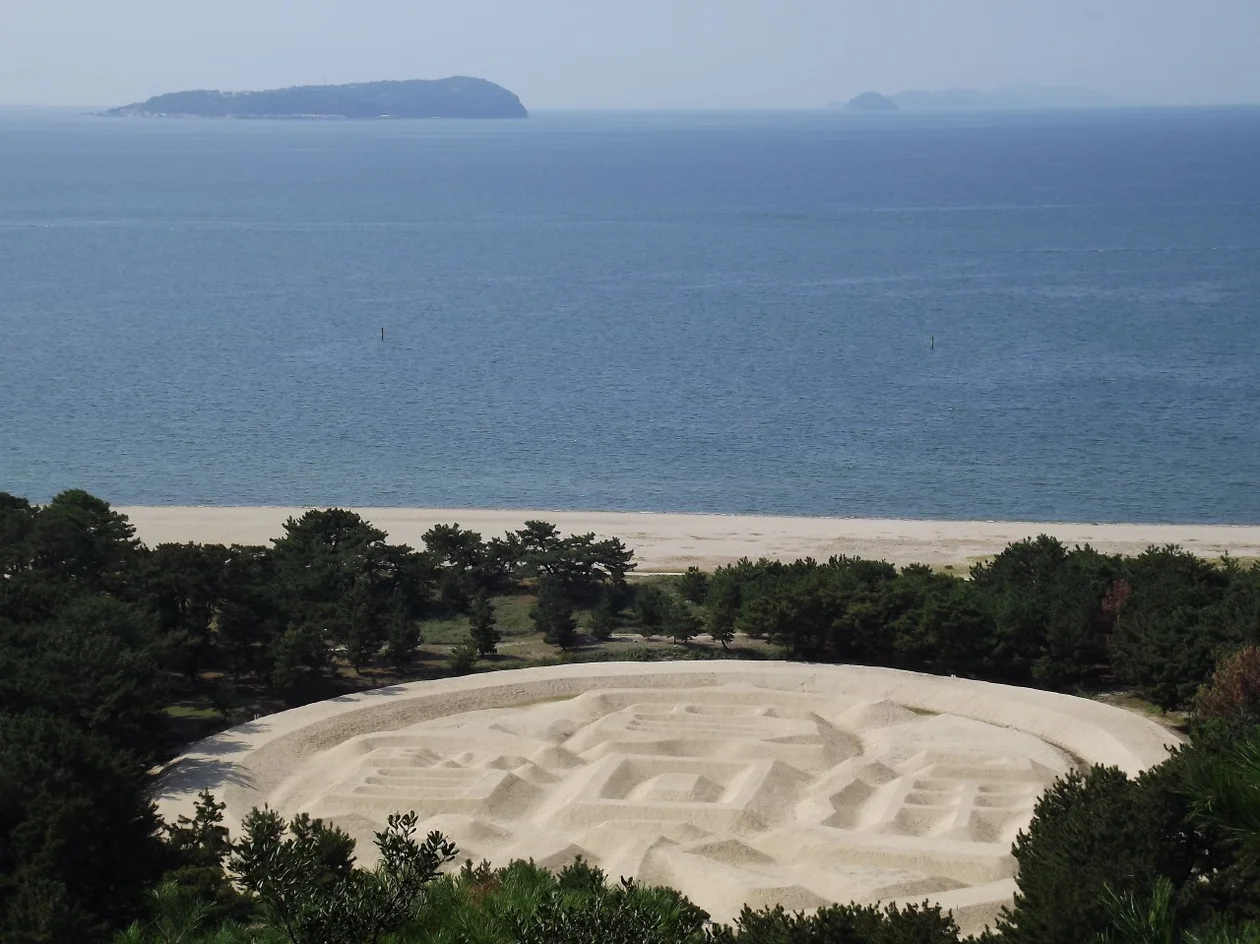 <span style="background-color:rgb(248,249,250);color:rgb(32,33,34);font-family:sans-serif;font-size:12.376px;">Временная инсталляция на острове Ибукидзима</span>