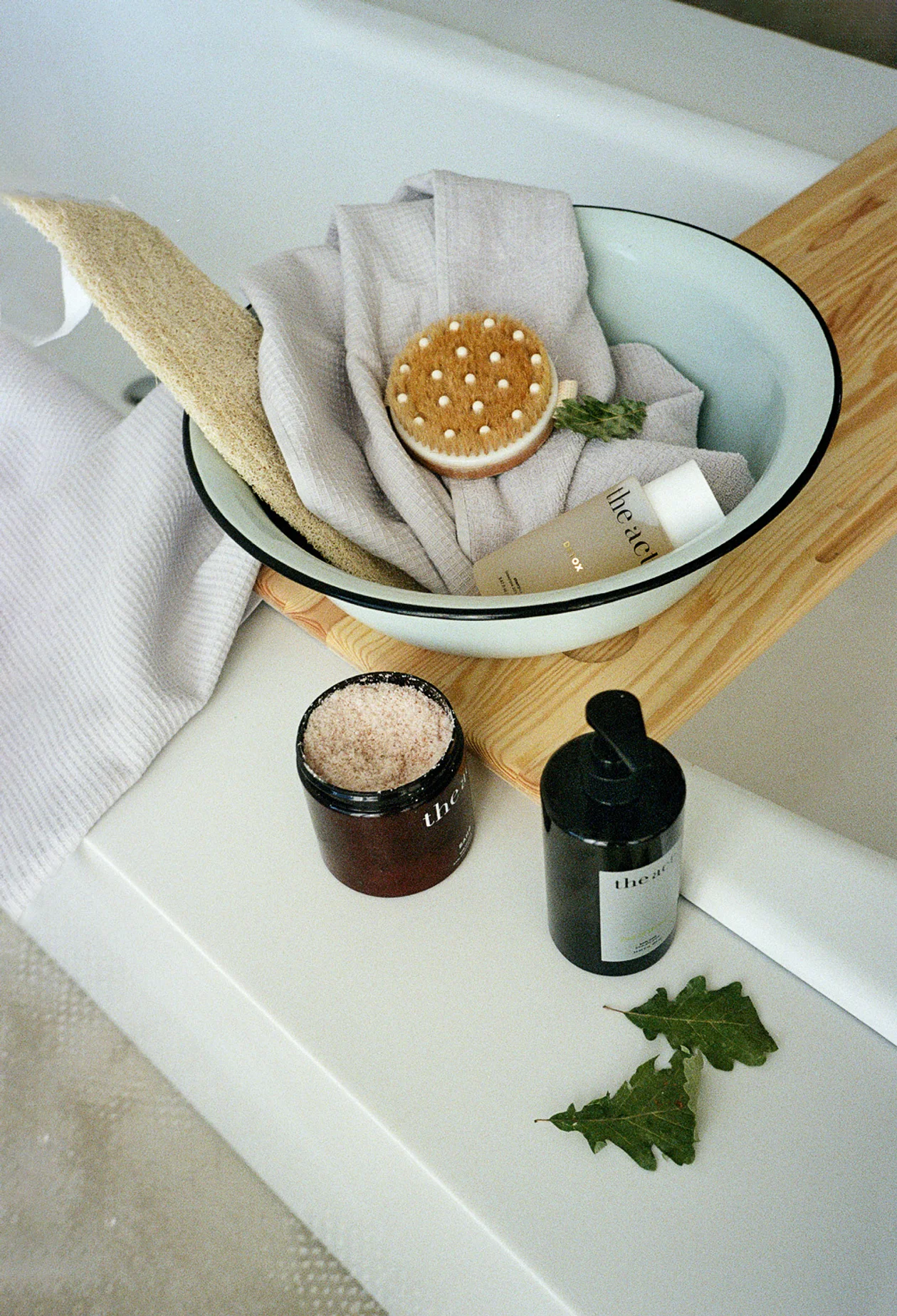 Шампунь Detox, соль-скраб для тела «Баня/лес» и гель для душа Zest of Verbena, the act; полотенце, Togas 