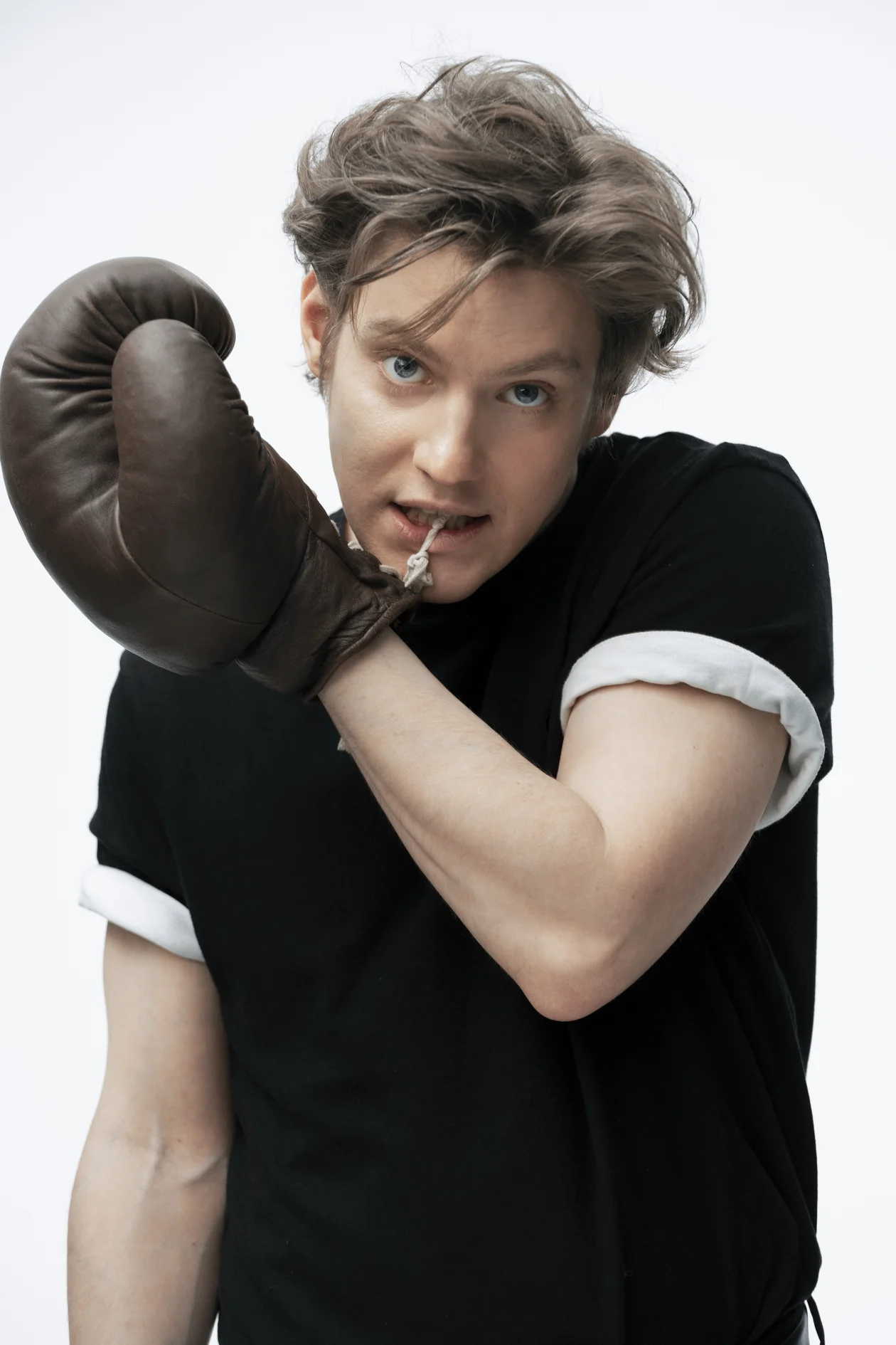 Черная футболка, KARL LAGERFELD; белая футболка, A.P.C. Все вещи представлены на Lamoda