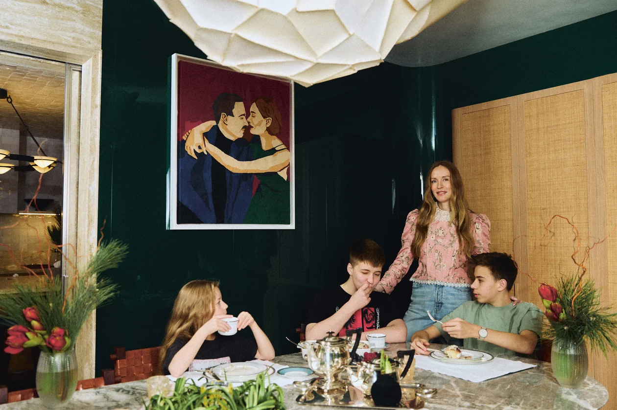 В столовой с сыновьями Иваном, Дмитрием и дочкой Милой