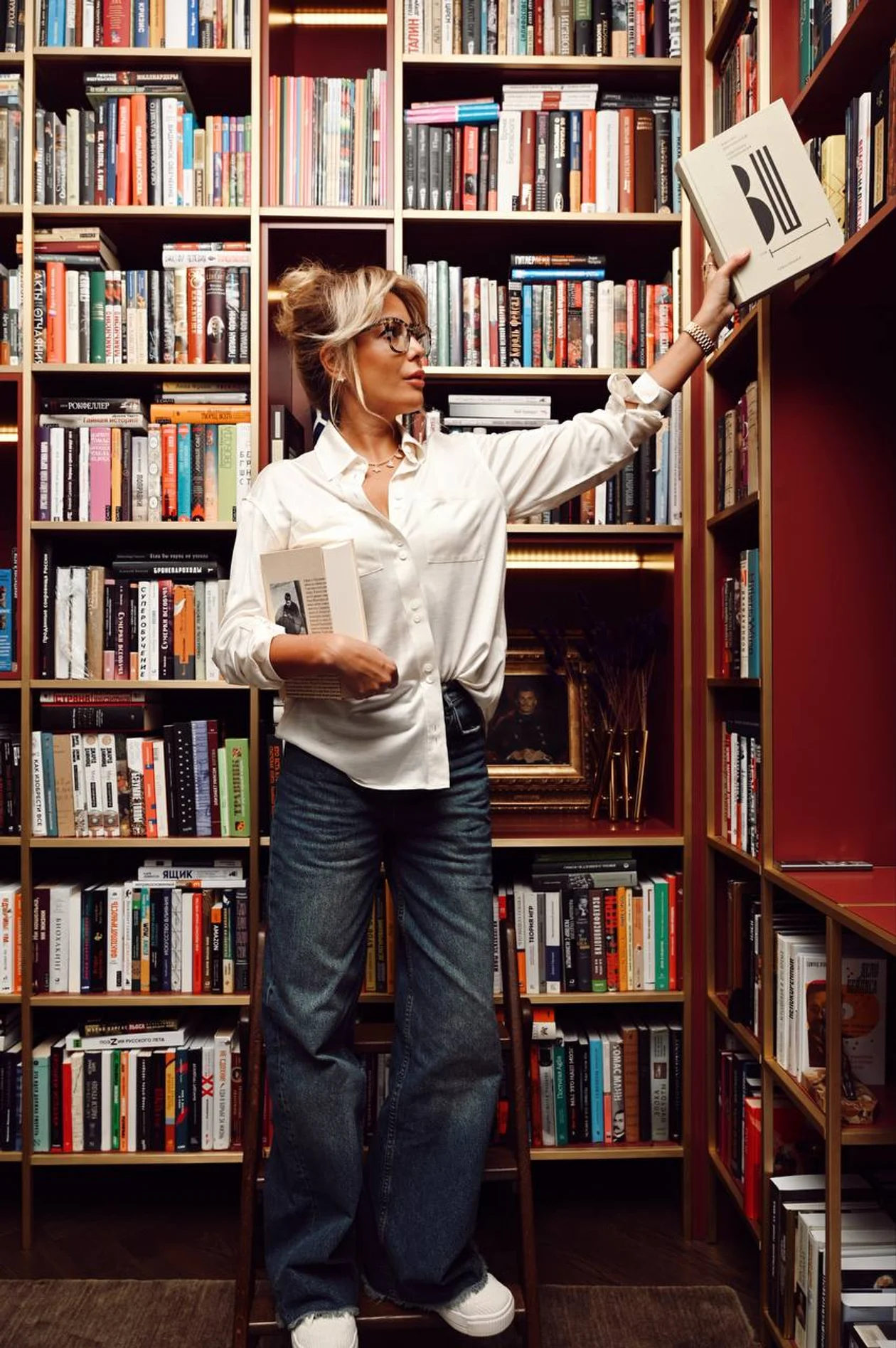 Кристина Потупчик в домашней библиотеке