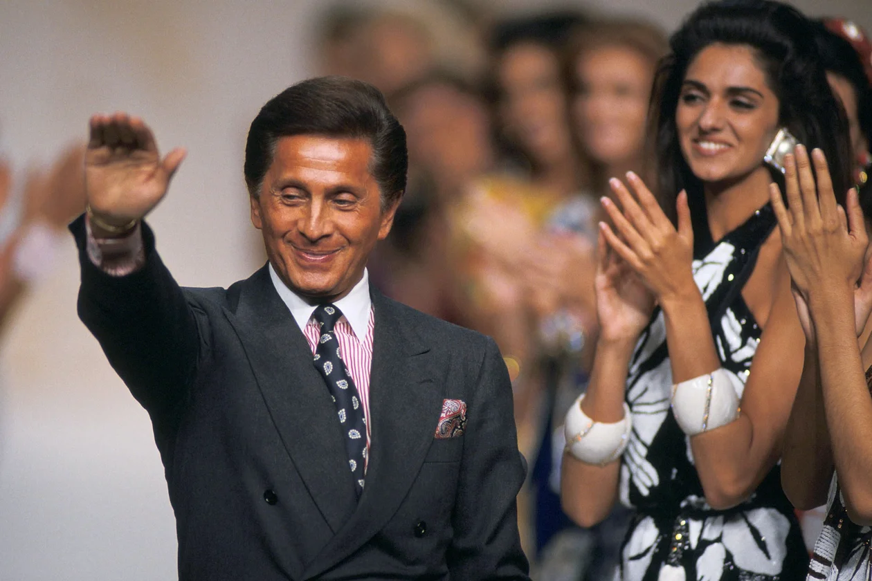 Валентино Гаравани на показе Ready-to-wear коллекции весна-лето 1991