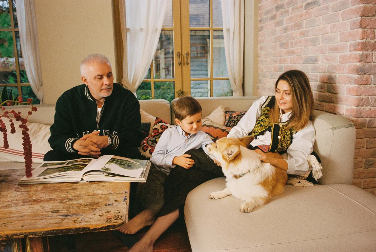 С младшим сыном Сергеем и любимым корги. Вадим много лет собирает книги по истории, а в 2024-м вместе с друзьями издал собственную — «Суздаль. 1000».