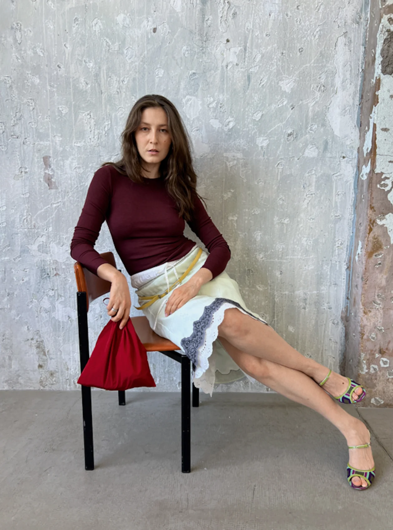 Лонгслив и белая юбка, LIMÉ; юбка, COIS; сумка, PÍTKINA; туфли, PRADA; ремень, PALOMA WOOL.