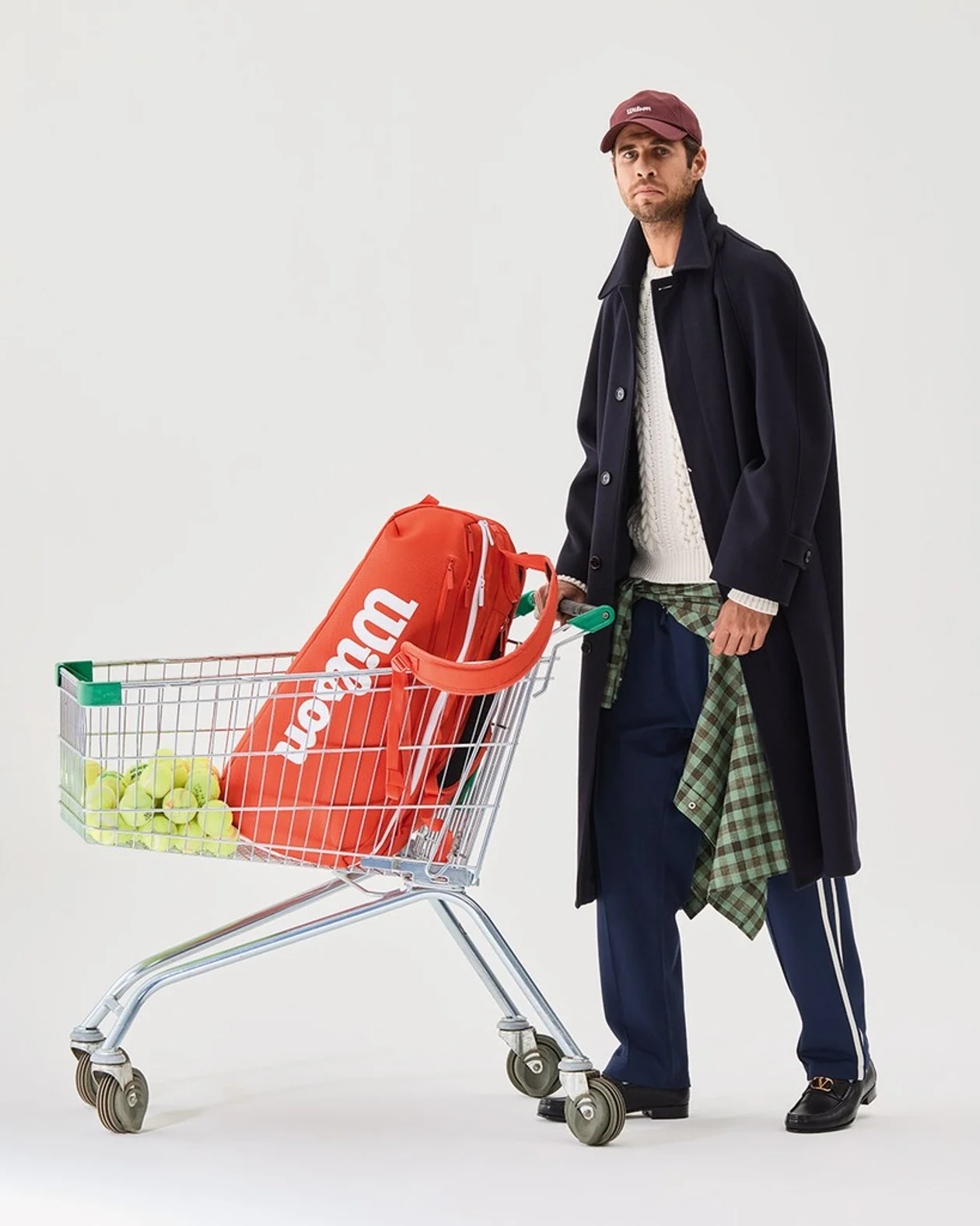 <span style="color:rgb(142,142,142);">Пальто и лоферы, Valentino, пуловер, MVST, рубашка, Jil Sander, все ЦУМ; брюки, рюкзак и бейсболка, Wilson.</span>